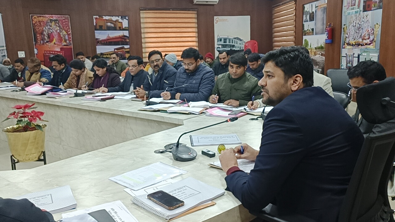 लक्ष्य के सापेक्ष राजस्व वसूली सुनिश्चित करें अधिकारी, लापरवाही पर मिलेगी कड़ी सजा: जिलाधिकारी