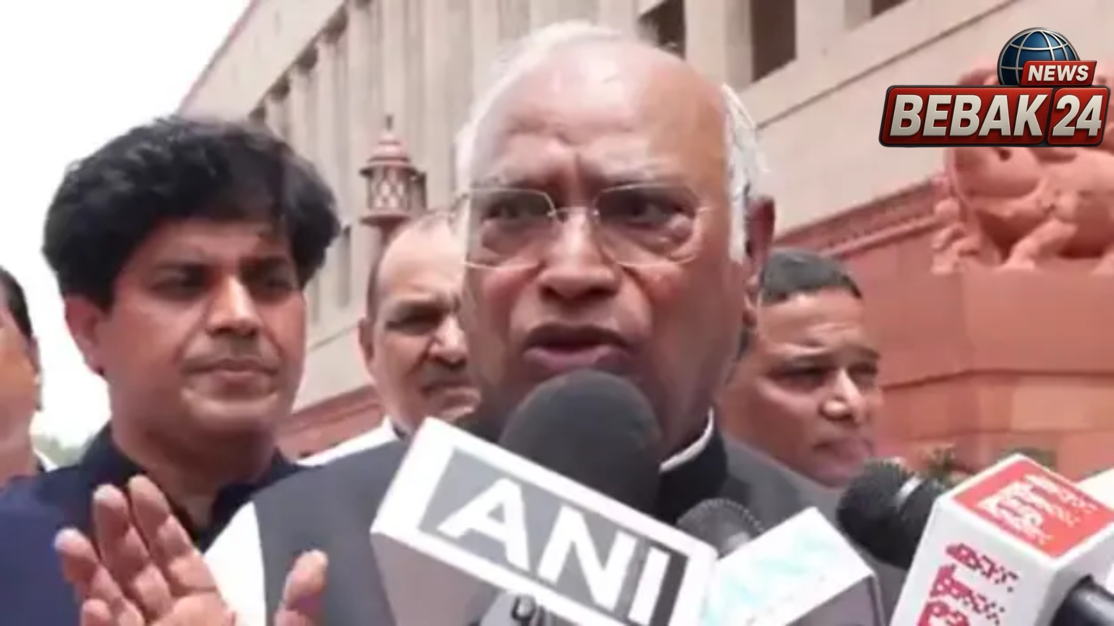 छात्र प्रदर्शन पर कार्रवाई को लेकर खड़गे की मांग- 'संसद में बयान दें अमित शाह'