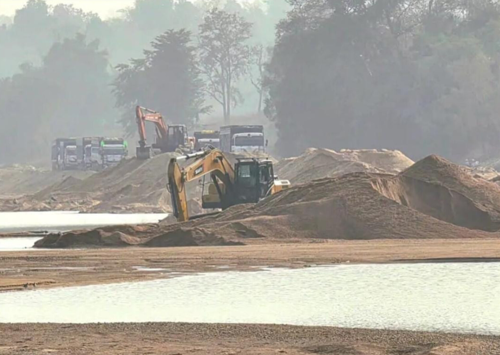 बेखौफ मशीनें, मौन प्रशासन: क्या साहबों की जेबें गरम कर रहा है भगवा का अवैध खनन?