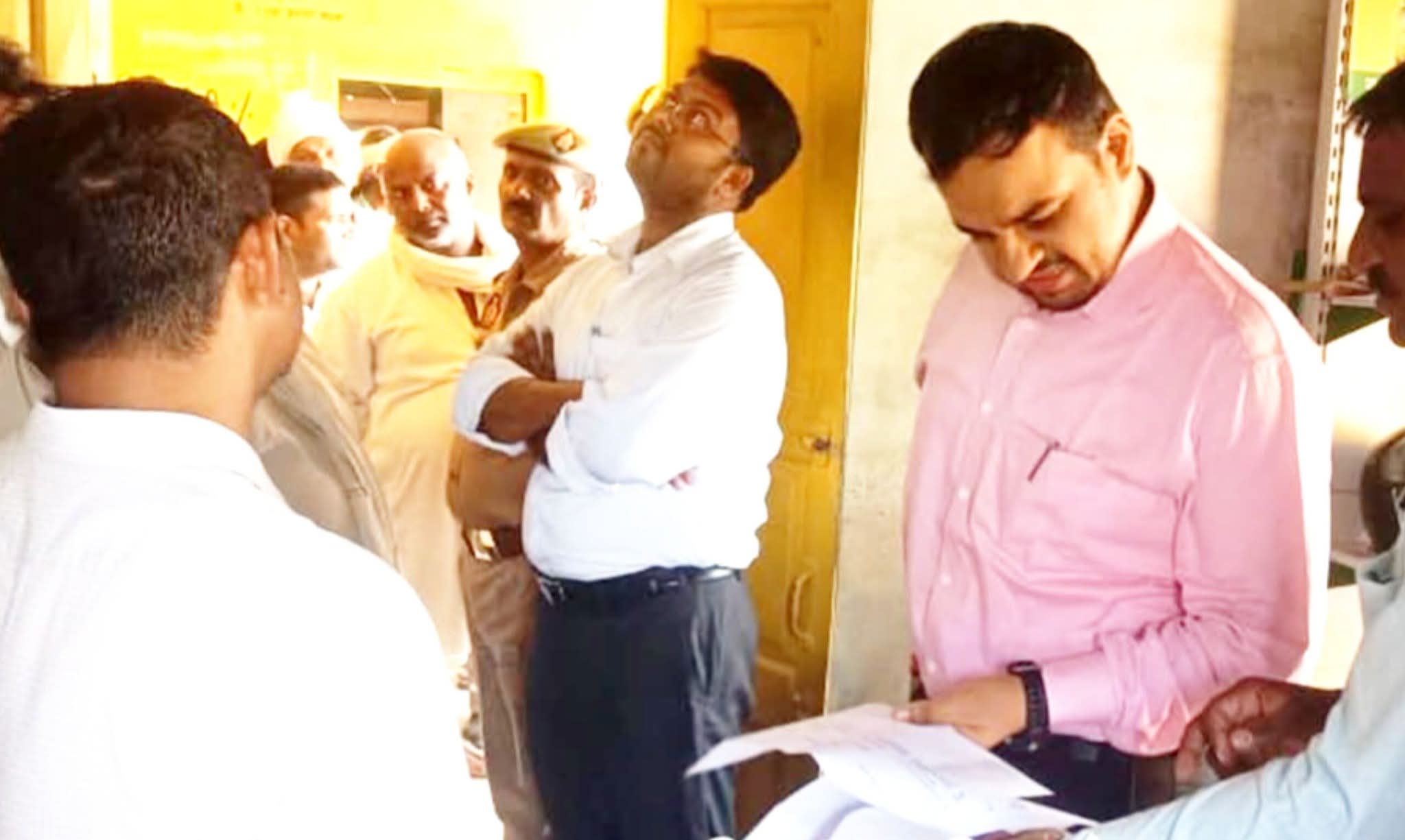 खाद कालाबाजारी पर डीएम का कड़ा प्रहार: फिरोजपुर समिति पर पहुंचे जिलाधिकारी, दिए सख्त निर्देश
