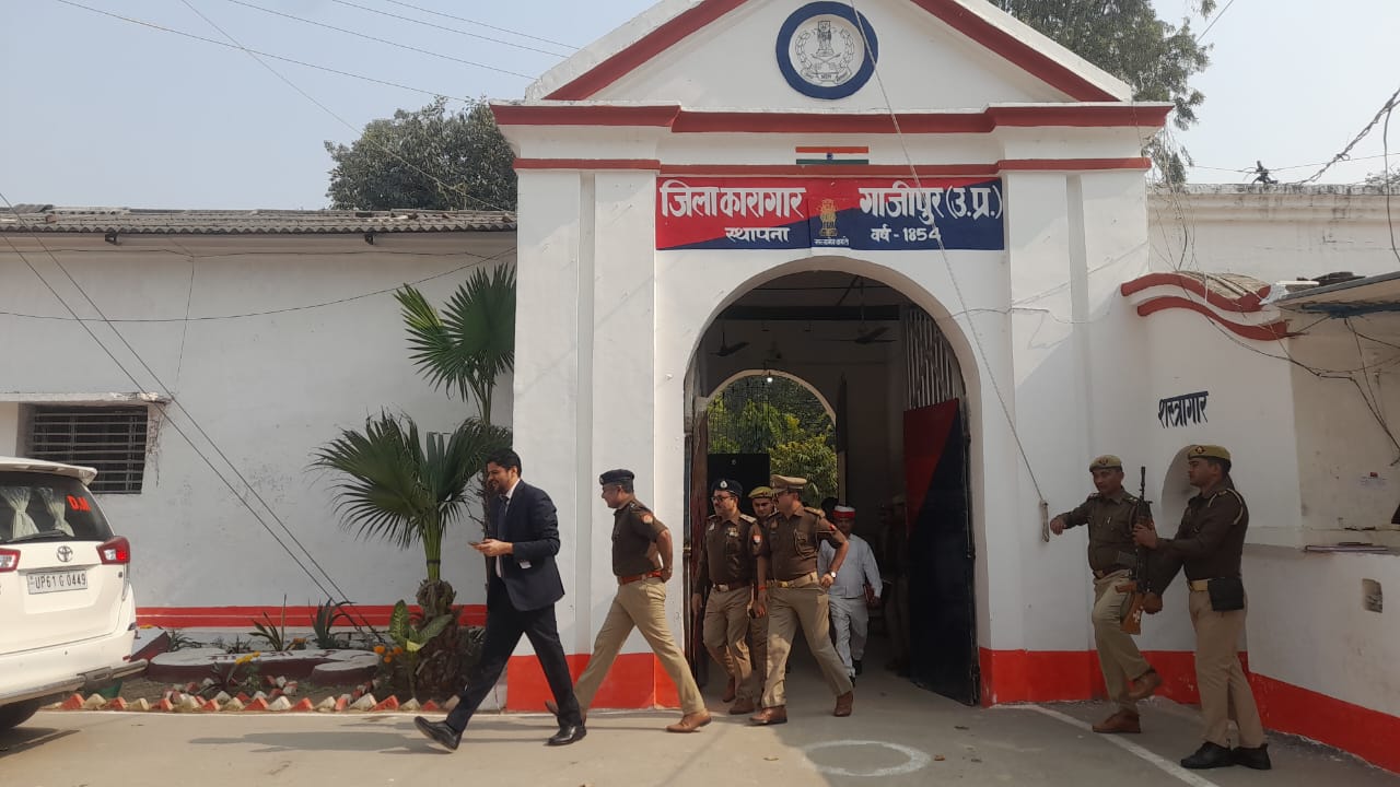 जिलाधिकारी और पुलिस अधीक्षक ने किया गाजीपुर जिला कारागार का औचक निरीक्षण