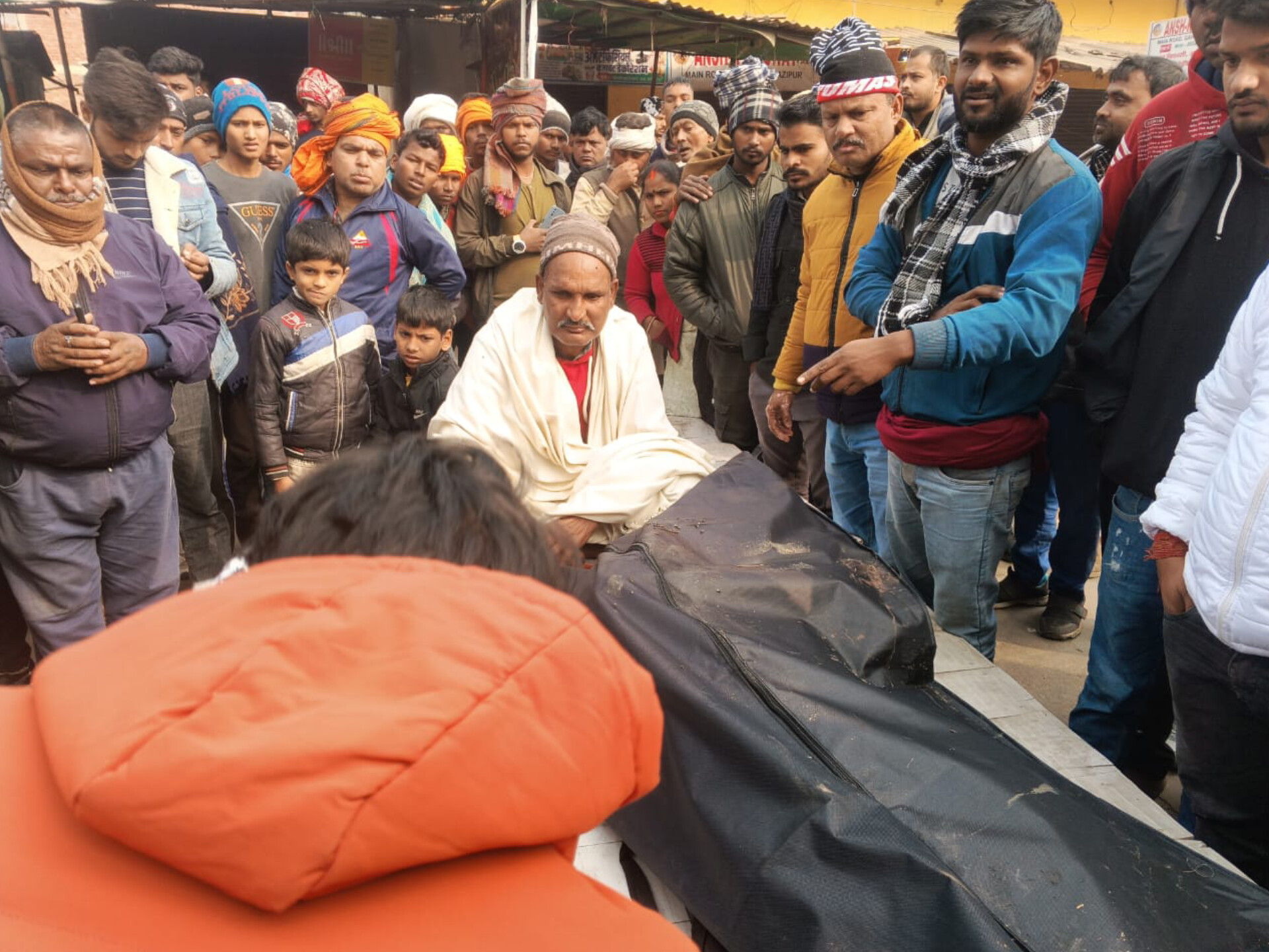 गहमर में खूनी रंजिश: दो शव मिले, तीसरे की तलाश में जुटी SDRF; NH-124C पर दिनभर चला हंगामा