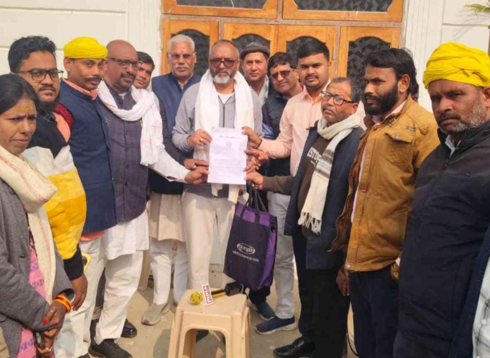 पत्रकारों की मांगों को लेकर मुख्यमंत्री को संबोधित ज्ञापन विधायक को सौंपा गया