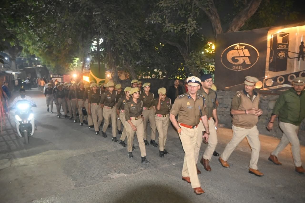 वाराणसी में कानून-व्यवस्था और यातायात प्रणाली की हाई-टेक निगरानी - अपर पुलिस आयुक्त ने किया औचक निरीक्षण