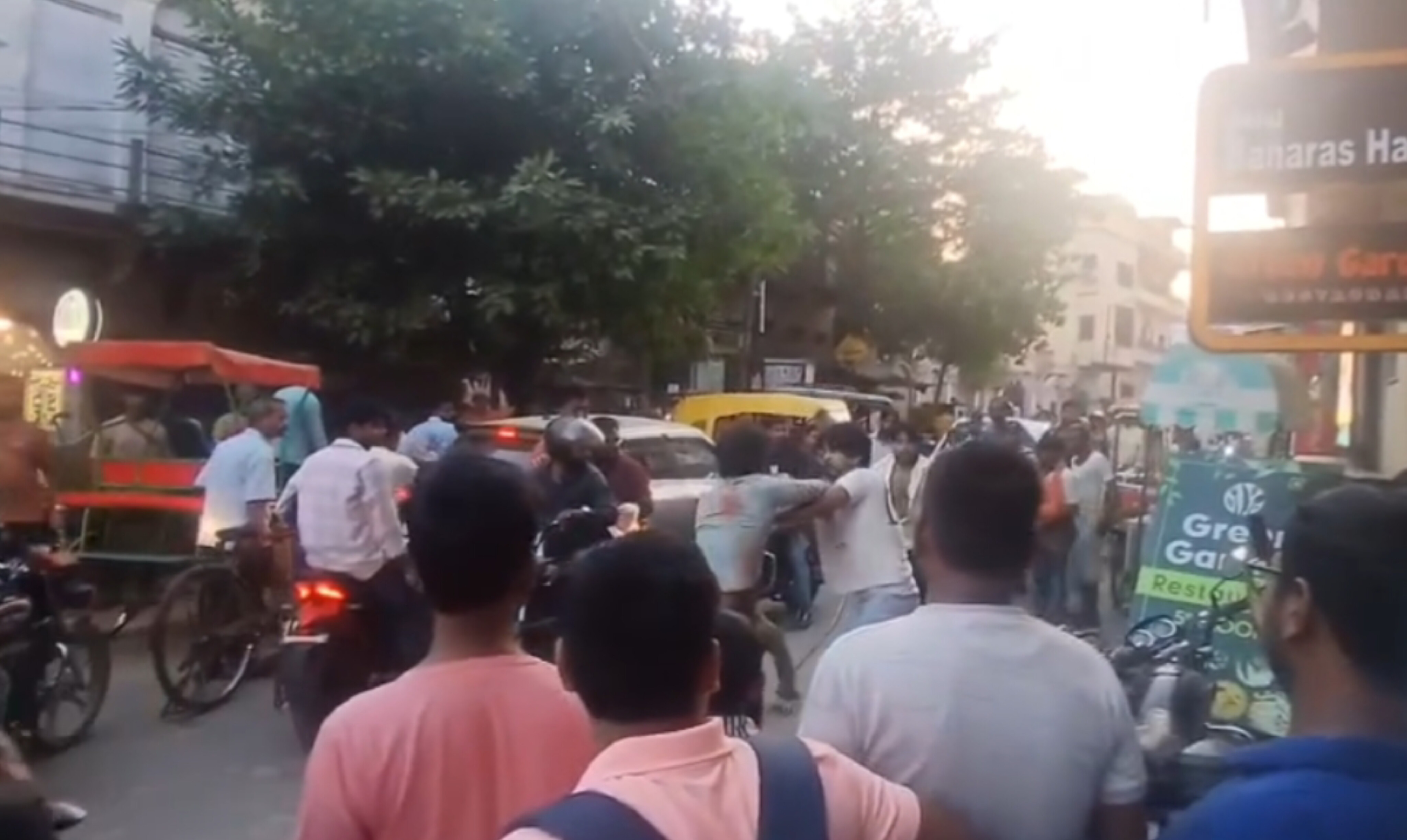 अस्सी घाट पर 'सड़क संग्राम': टोटो-कार की टक्कर, फिर पत्थरों की बौछार! क्या बनारस में कानून का डर खत्म?