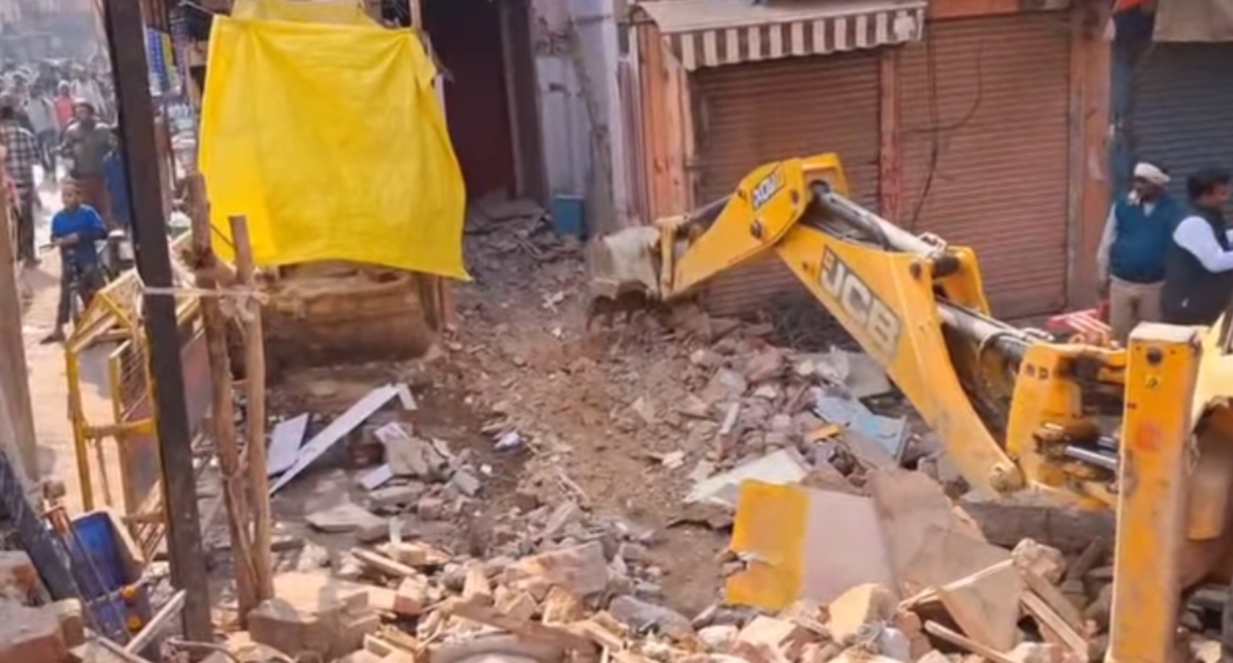 बुलडोजर की दहाड़ के साथ दालमंडी के कायाकल्प का आगाज़, चौड़ी होगी विकास की राह