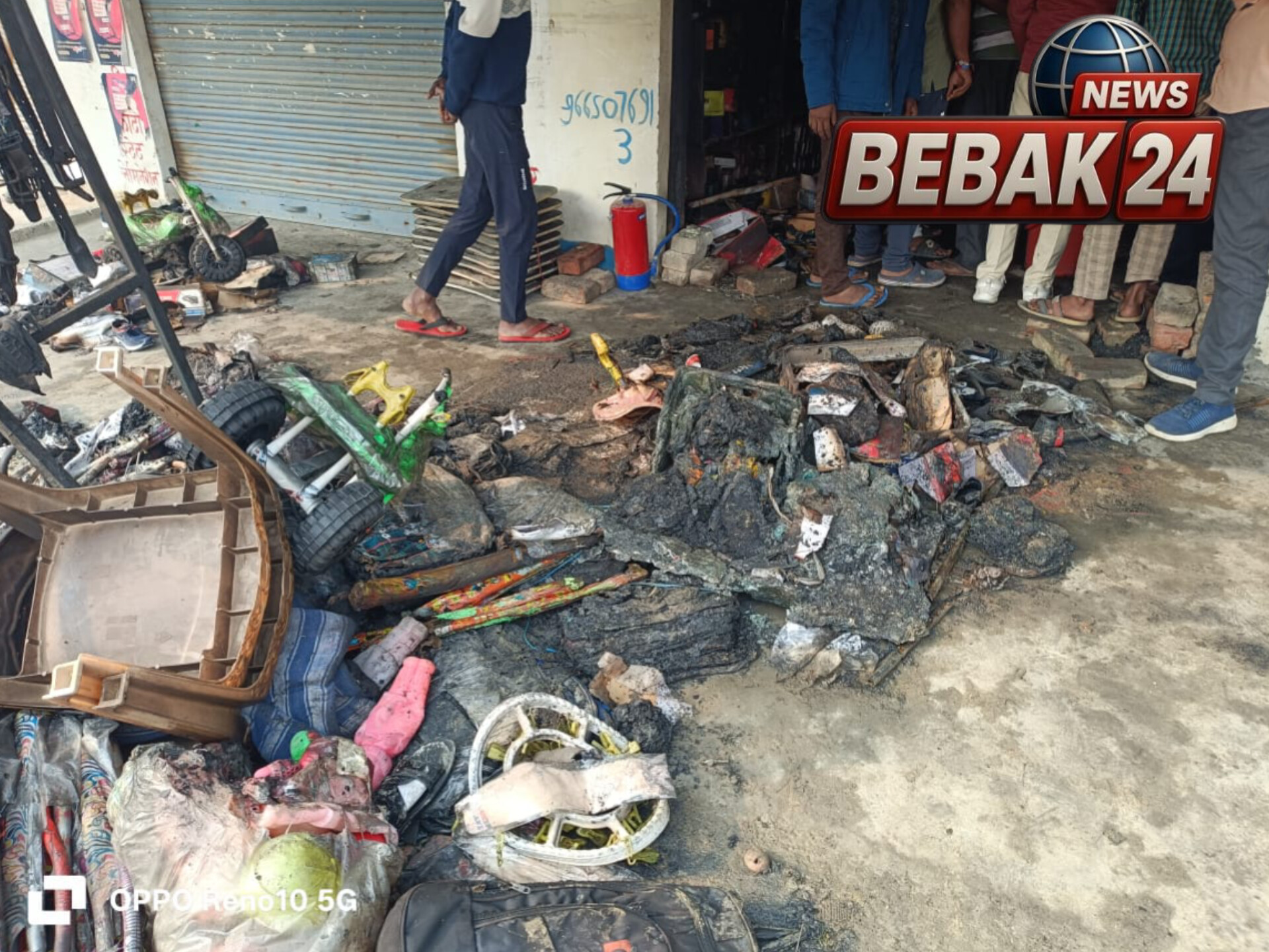 गिफ्ट कार्नर की दुकान में आग लगने से लाखों का सामान जला  