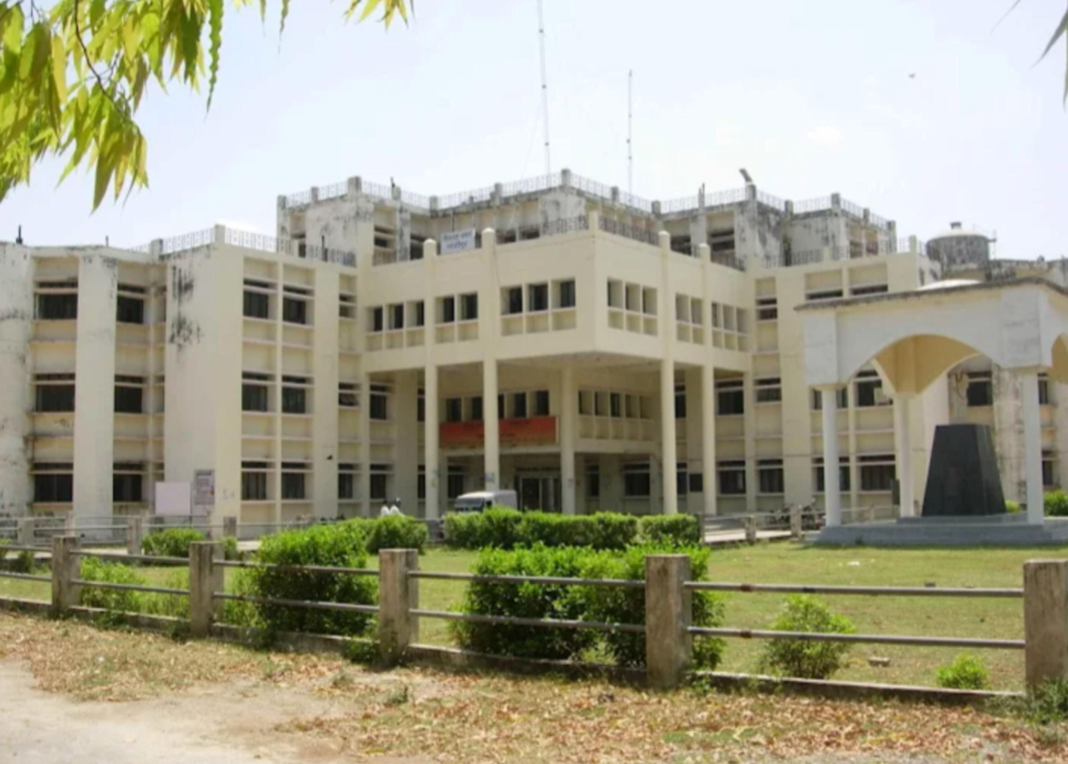 वाराणसी JD की चढ़ी त्यौरी, गाजीपुर DIOS ऑफिस में मचा हड़कंप: 1.30 करोड़ के 'बंदरबाँट' की मांगी आख्या!