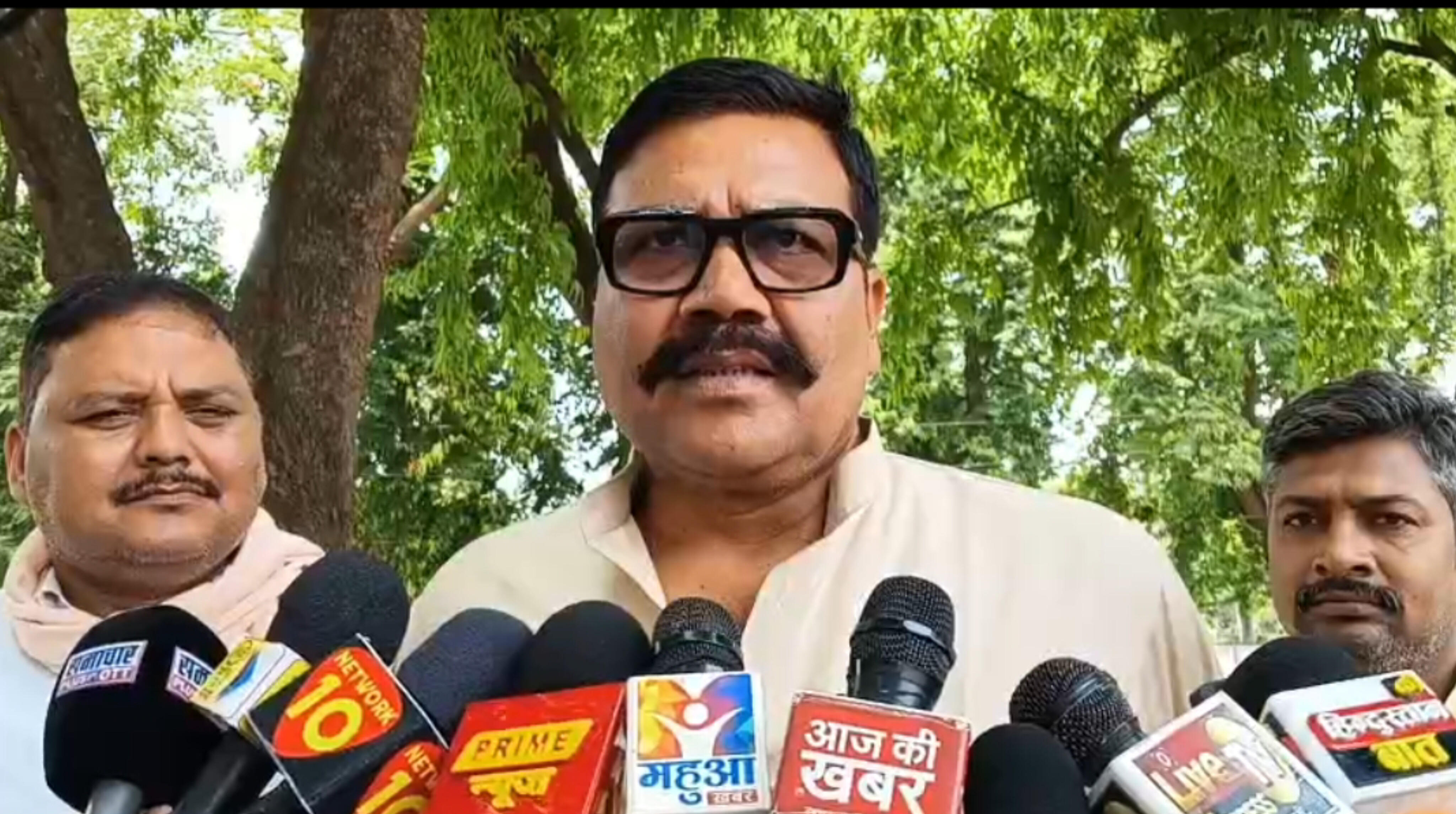 बलिया में बिहार के लाल बालू पर 'नो-एंट्री' का संकट: प्रशासन के 'वन-वे' नियम से आम जनता त्रस्त, बसपा नेता ने जिलाधिकारी को सौंपा ज्ञापन