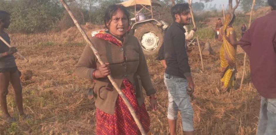 मिर्जापुर में जमीन को लेकर खूनी संघर्ष! धारदार हथियारों से हमला, कई गंभीर &mdash; जिला अस्पताल रेफर