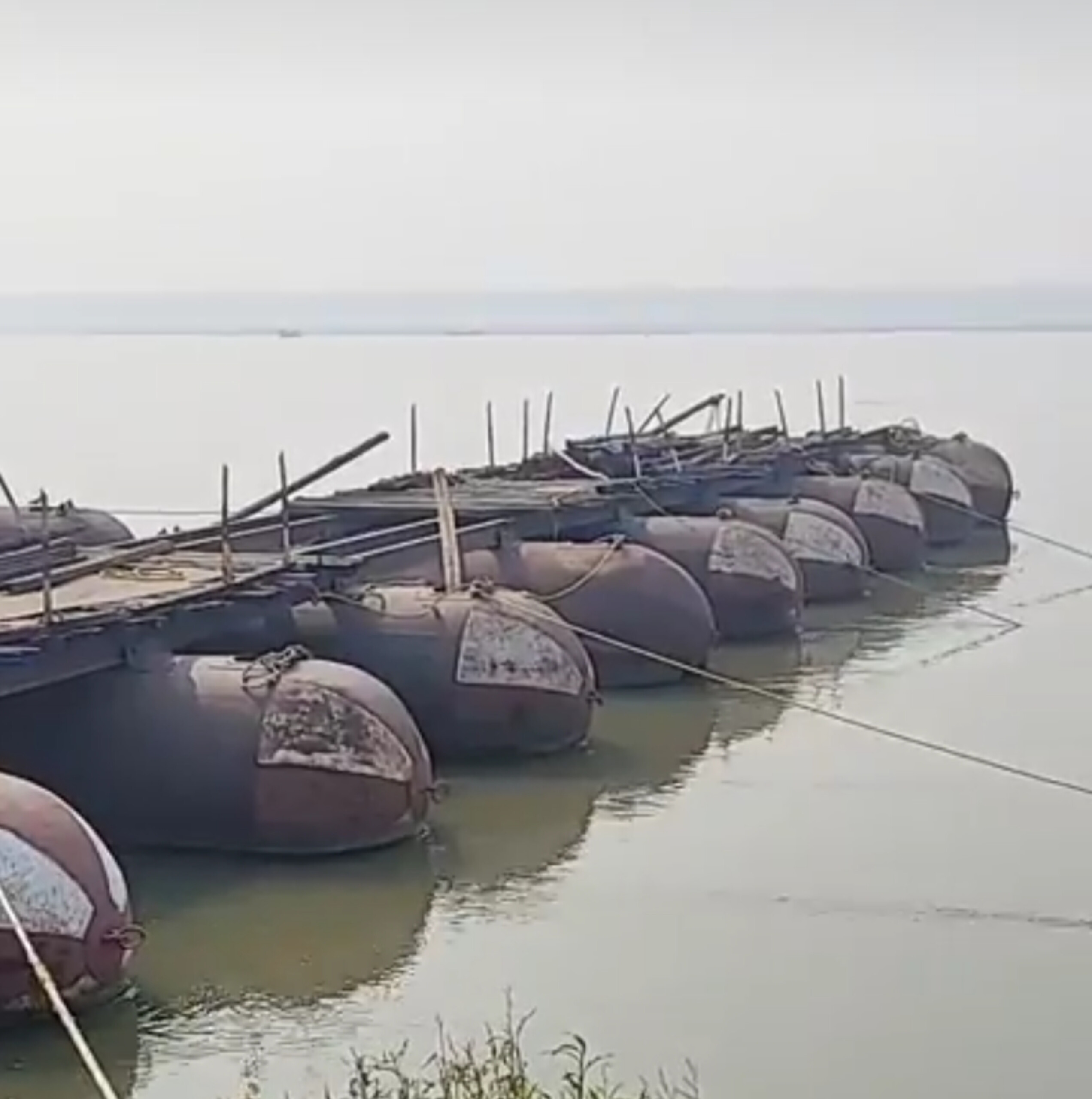 सेमरा रामपुर पीपा पुल: किसान और राहगीर अब भी बेहाल