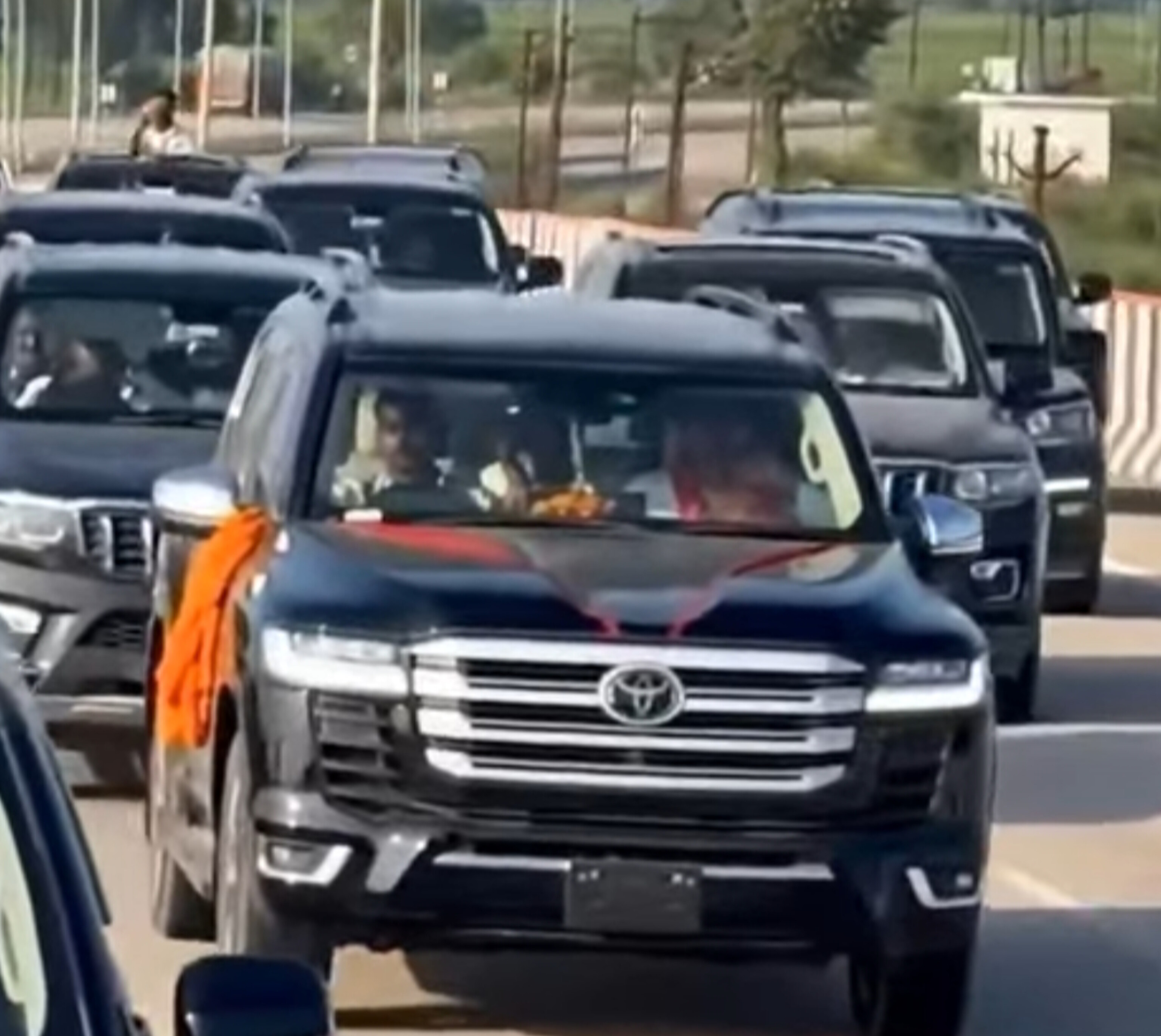 पूर्व सांसद अतुल राय की बढ़ी सक्रियता: मऊ में राजनीतिक हलचल तेज, काफिले से बसपा का झंडा 'लापता'