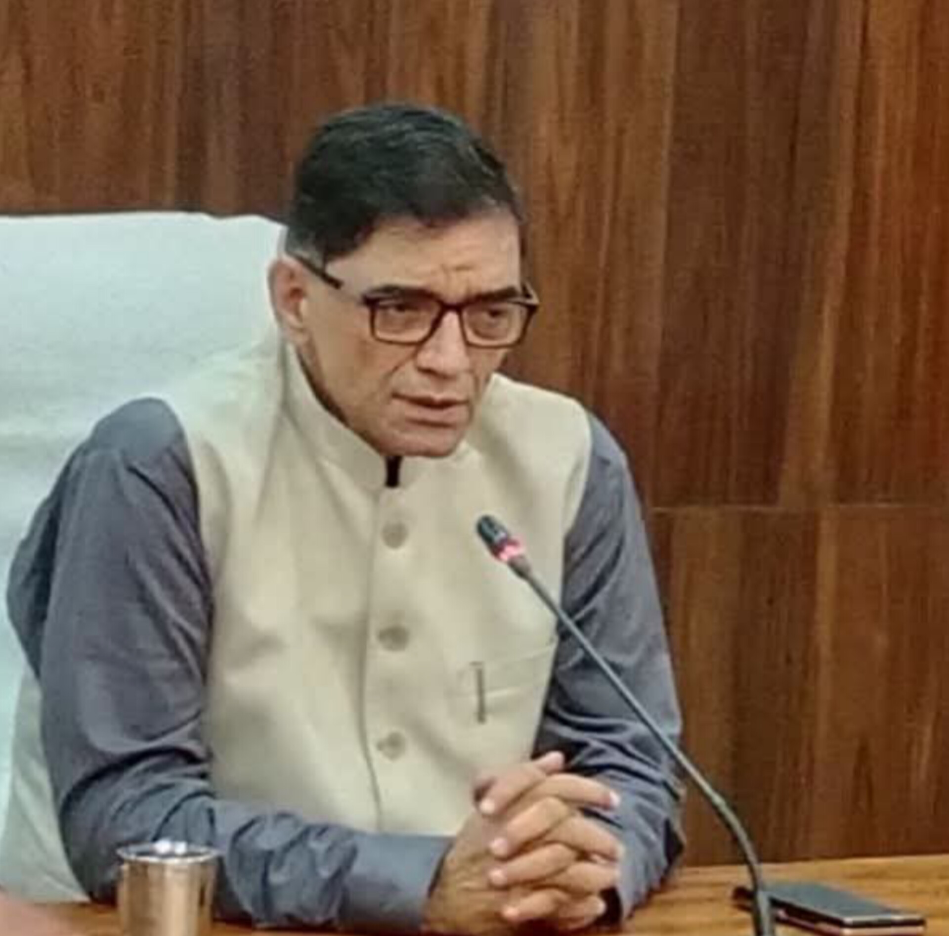 बलिया को &lsquo;झोपड़ी मुक्त&rsquo; और स्वच्छ बनाने के लिए कलेक्ट्रेट में डीएम की हुंकार, दिए कड़े निर्देश