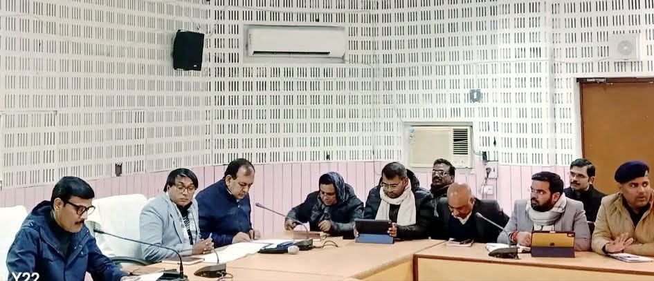 ग्रीनफील्ड व एनएच-27बी के कार्यों में लाएं तेजी, लापरवाही पर नपेंगे अफसर: डीएम