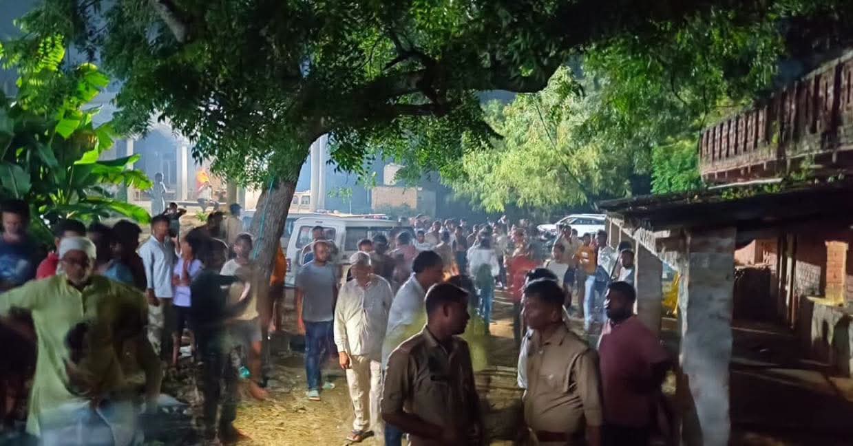 आजमगढ़ में पूजा के दौरान ट्रिपल मर्डर, आधार कार्ड मांगने पर भड़का आरोपी; पत्नी समेत दो को मारी गोली