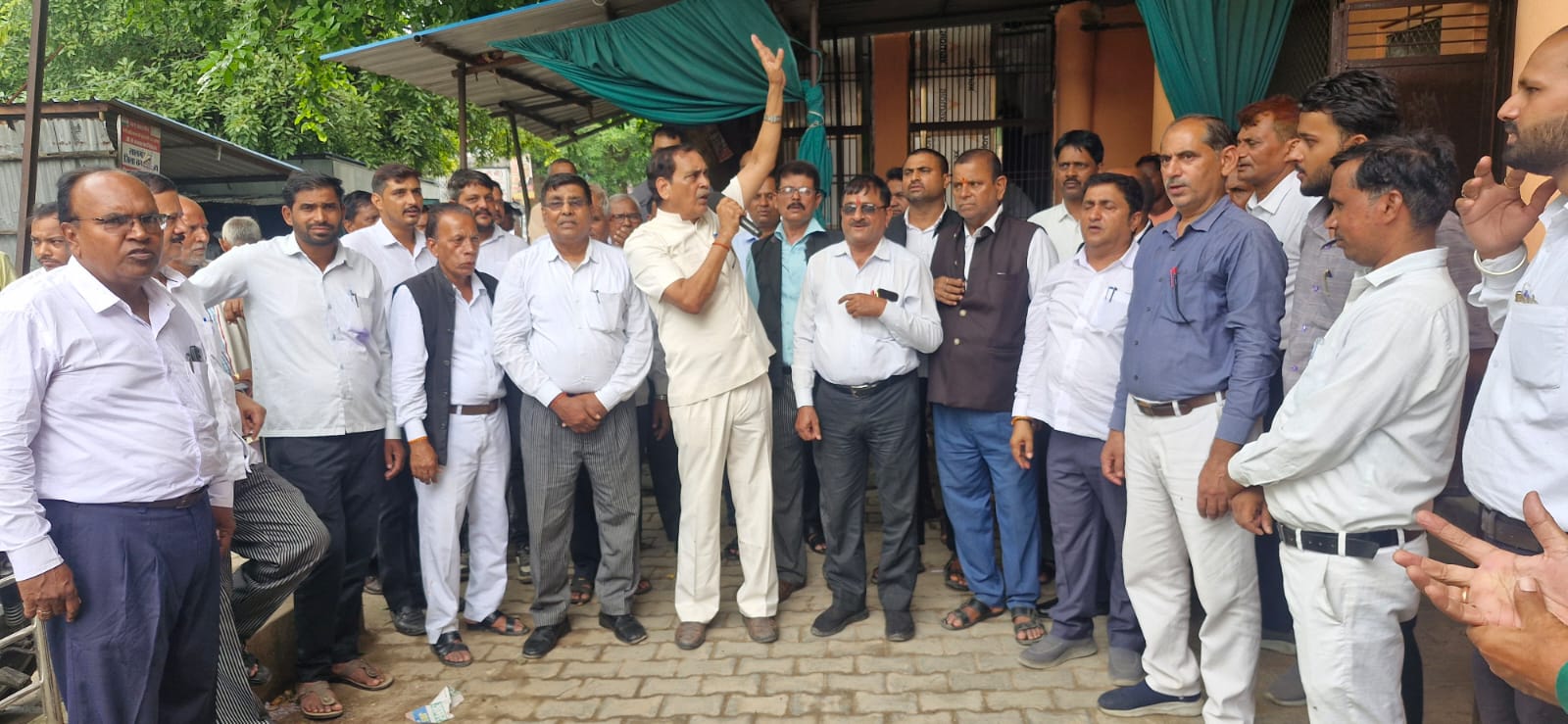 हाईकोर्ट के फरमान पर बिफरे लालगंज के वकील, सड़कों पर उतरने का दिया अल्टीमेटम!