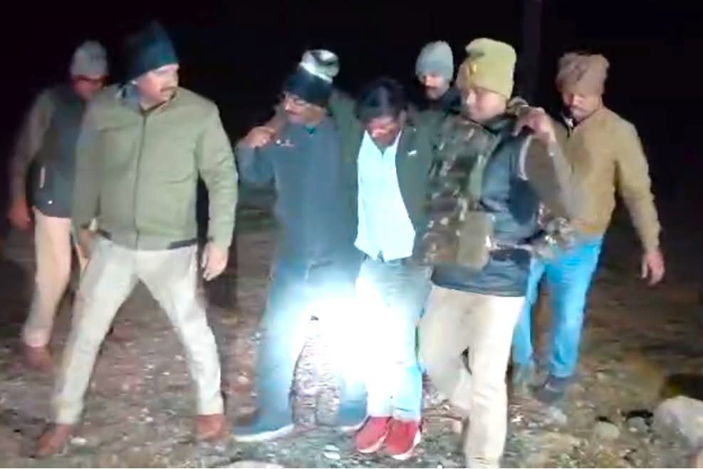 मिर्ज़ापुर पुलिस की बड़ी कार्रवाई: शातिर गो-तस्कर पुलिस मुठभेड़ में घायल, 21 गोवंश बरामद