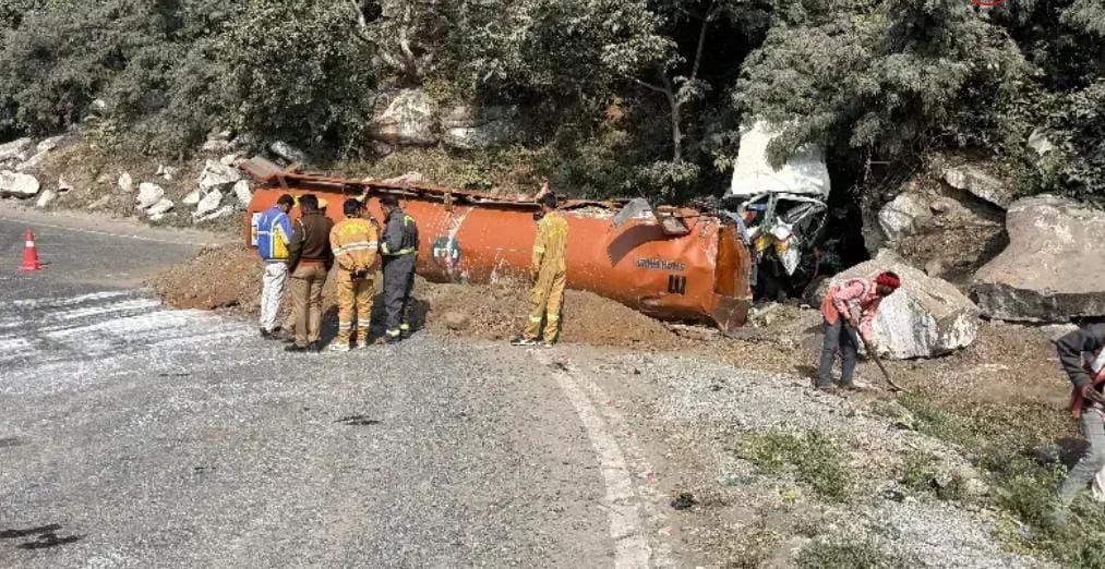 सोनभद्र ब्रेकिंग: मारकुंडी घाटी में बारुद केमिकल लदा टैंकर पलटा, चालक समेत दो गंभीर रूप से घायल
