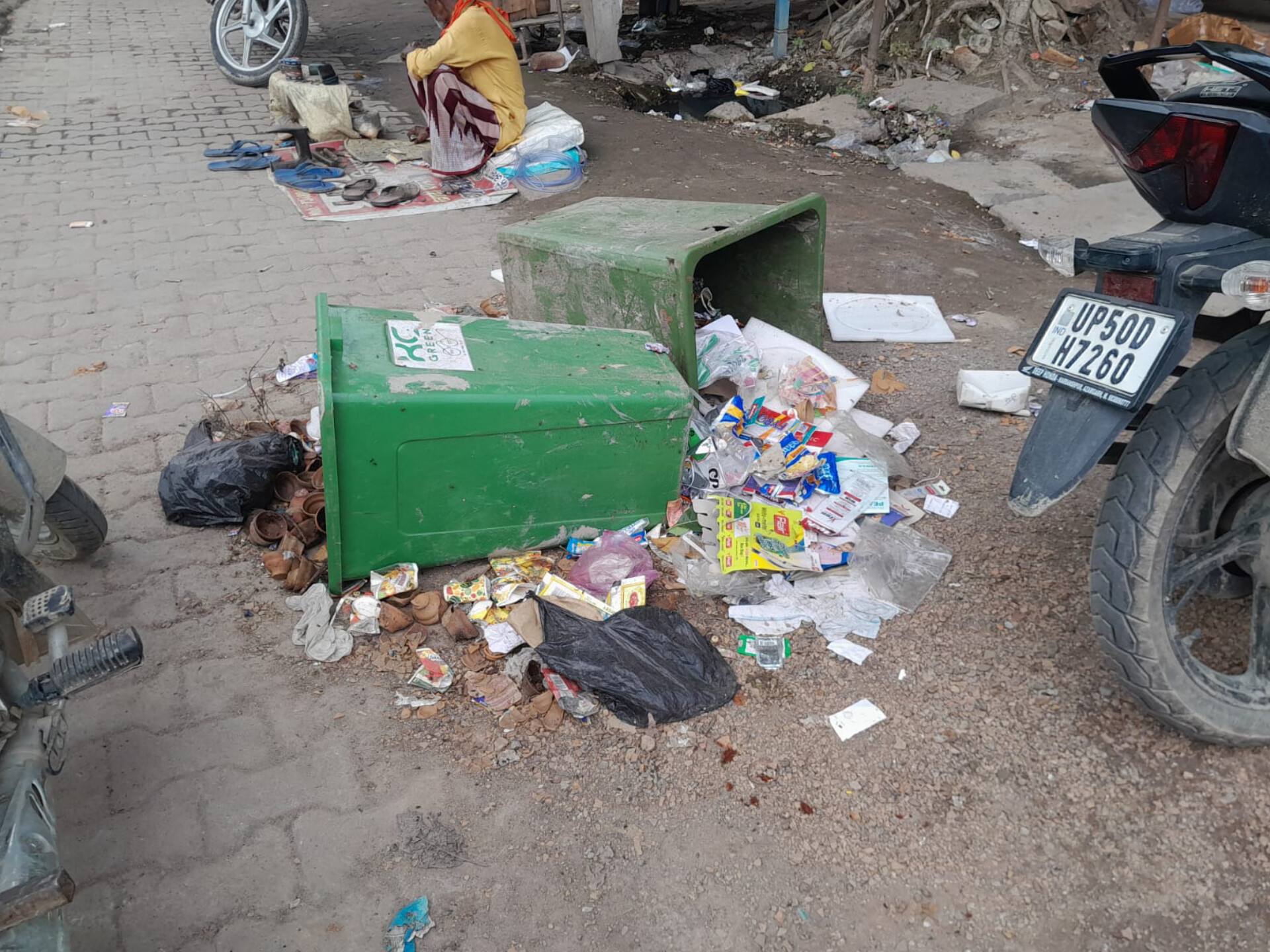 लालगंज में कूड़े का अंबार, ईओ साहब लखनऊ से चला रहे सरकार! बिना बरसात डंपिंग ग्राउंड में भर गया पानी?