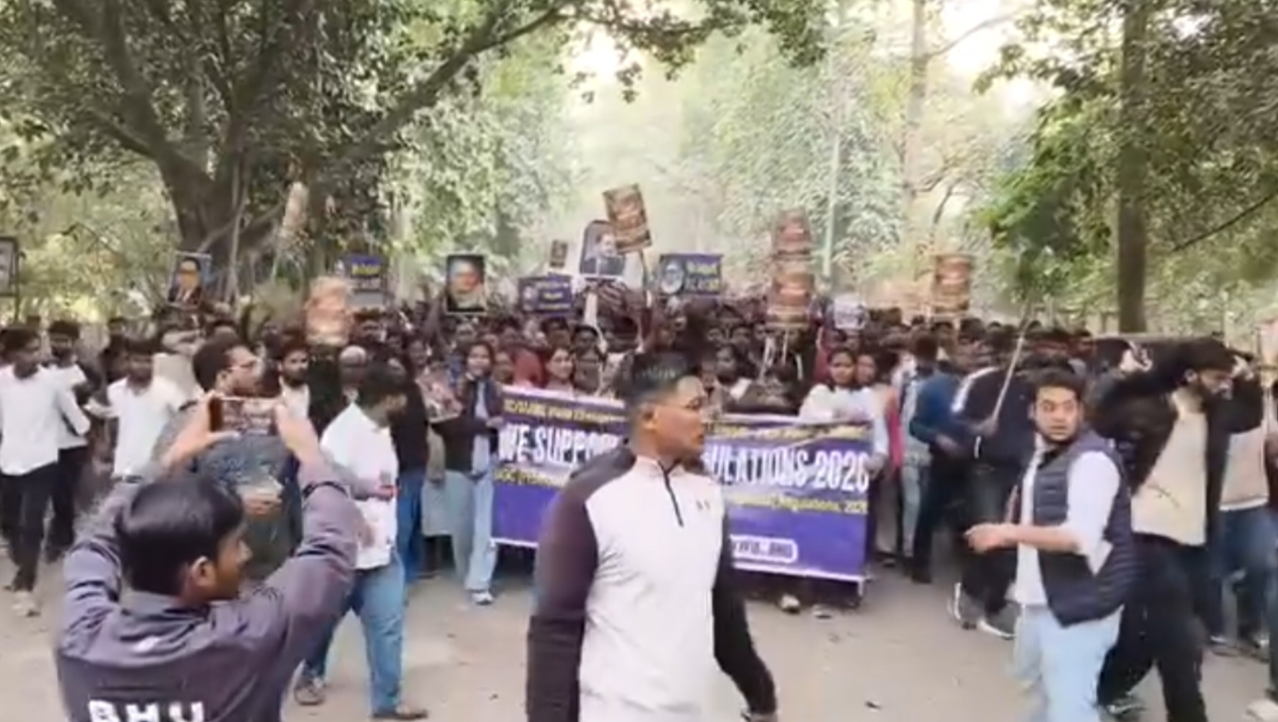 BHU: सामाजिक न्याय का शोर या 'लाल टोपी' का सियासी दांव? नारों में गूंजा जय भीम, पर मार्च मे सपाई एजेंडा हावी!