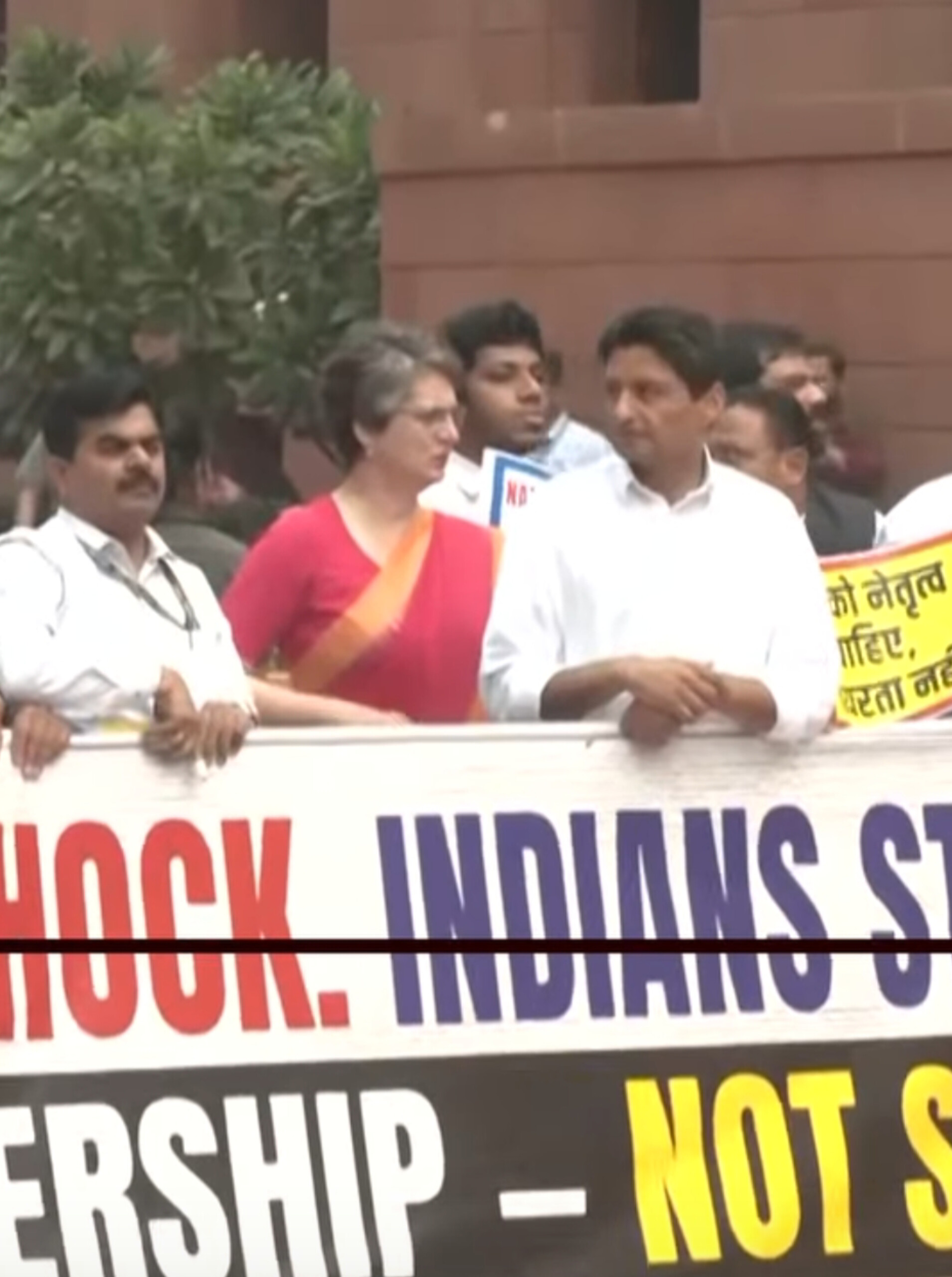 संसद के मकर द्वार पर विपक्षी सांसदों का जोरदार प्रदर्शन, हाथों में तख्तियां लेकर सरकार के खिलाफ बुलंद की आवाज