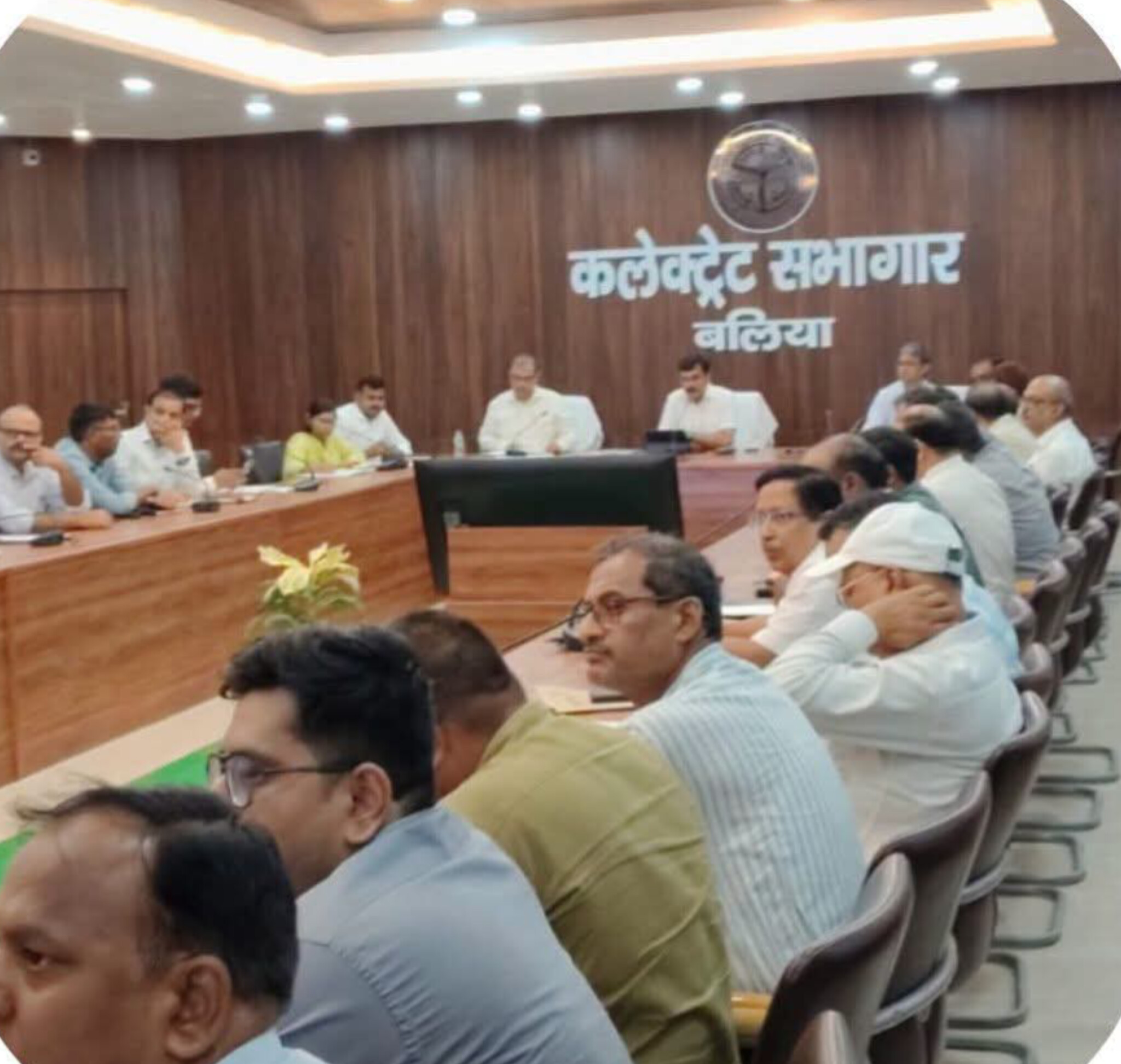 विकास कार्यों और शिकायतों के निस्तारण में ढिलाई पर प्रशासन सख्त: बलिया में बीडीओ और कृषि अधिकारियों पर गाज