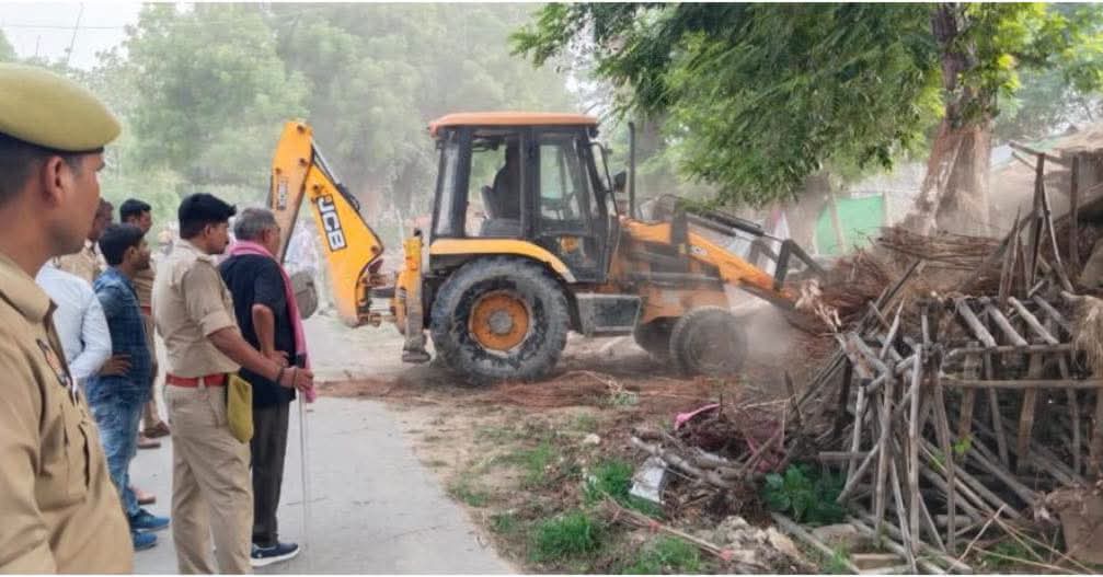 हाईकोर्ट के आदेश पर चला प्रशासन का बुलडोजर! भीटा की सरकारी जमीन से अतिक्रमण साफ, जेसीबी ने मिनटों में ढहाए कब्जे