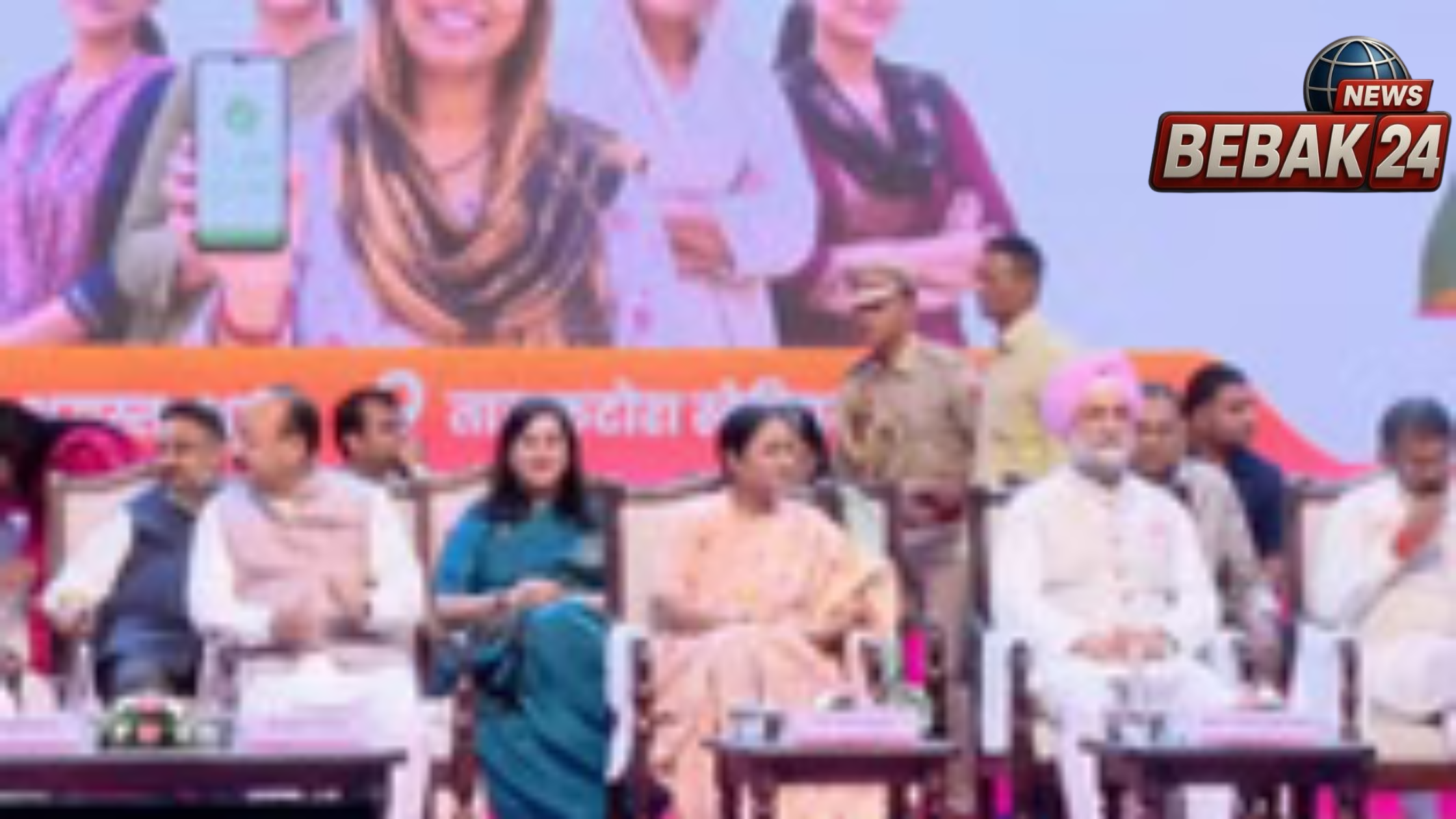 दिल्ली लक्ष्मी योजना: महिलाओं को 2500 रुपये की सौगात, सीएम रेखा ने बांटे लाभार्थी पत्र