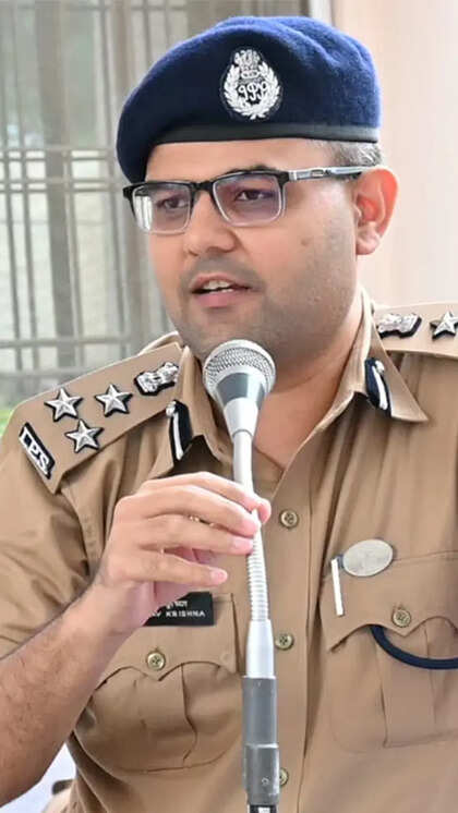 कटरा गैंग पर नरमी पड़ी भारी: विनीत राय हत्याकांड में गाजीपुर कोतवाल और चौकी इंचार्ज निलंबित, DIG वाराणसी का कड़ा एक्शन!