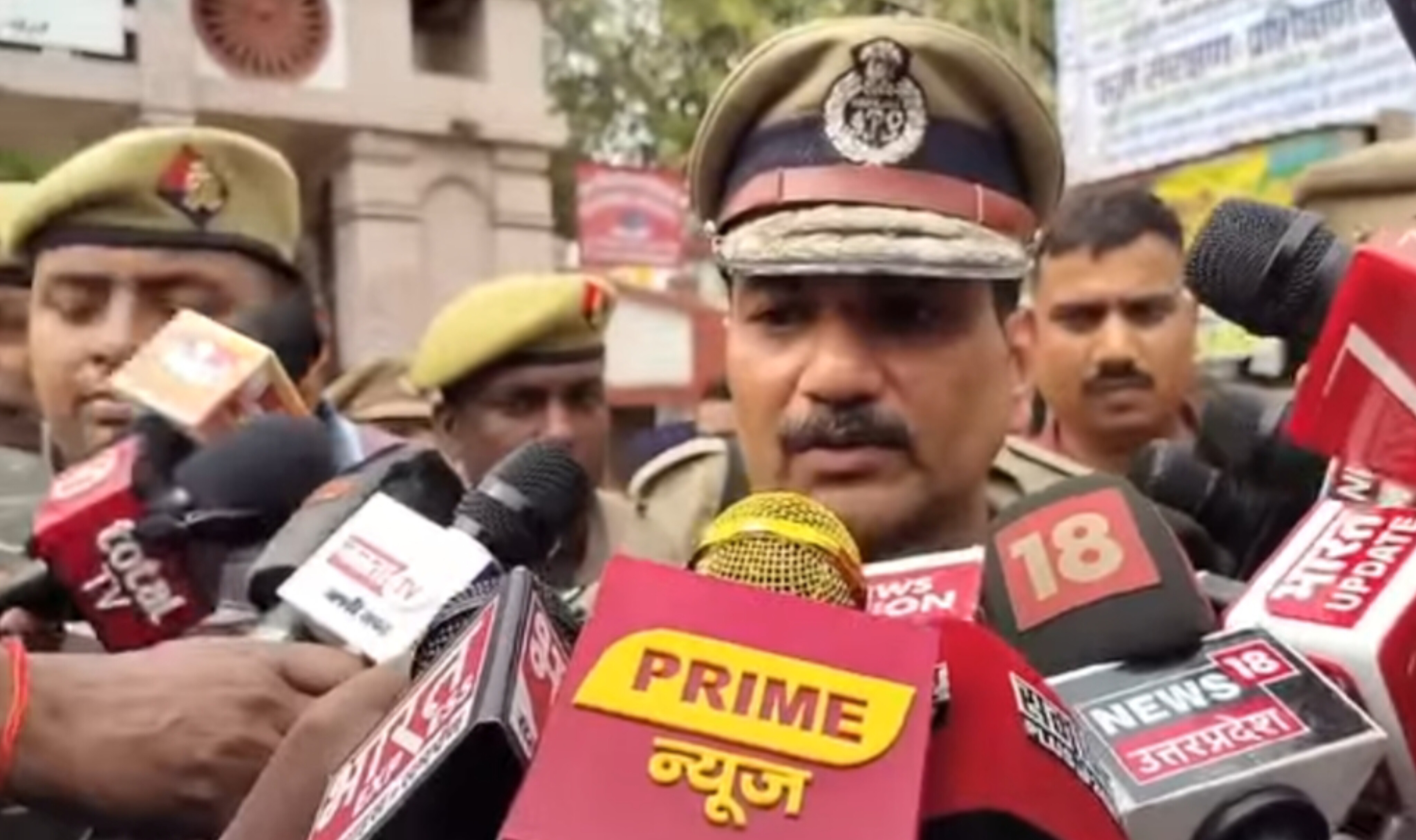 UP कॉलेज हत्याकांड: भोजूबीर में भारी बवाल, दुकानों में तोड़फोड़, पुलिस कमिश्नर ने संभाला मोर्चा