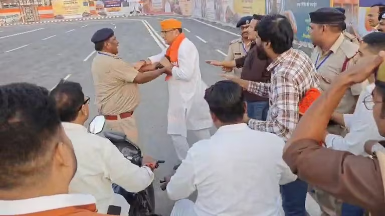 ब्रेकिंग न्यूज़: वाराणसी रेलवे स्टेशन पर हंगामा! भाजपा विधायक और CO में धक्का-मुक्की