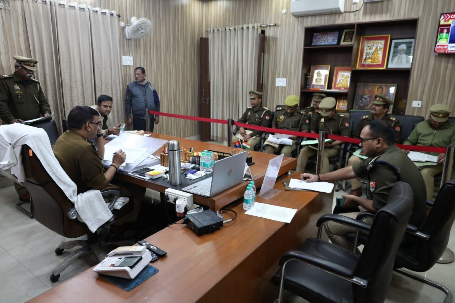 लंबित विवेचनाओं पर वाराणसी पुलिस सख़्त: एडीसीपी क्राइम ने सारनाथ थाने में की समीक्षा बैठक