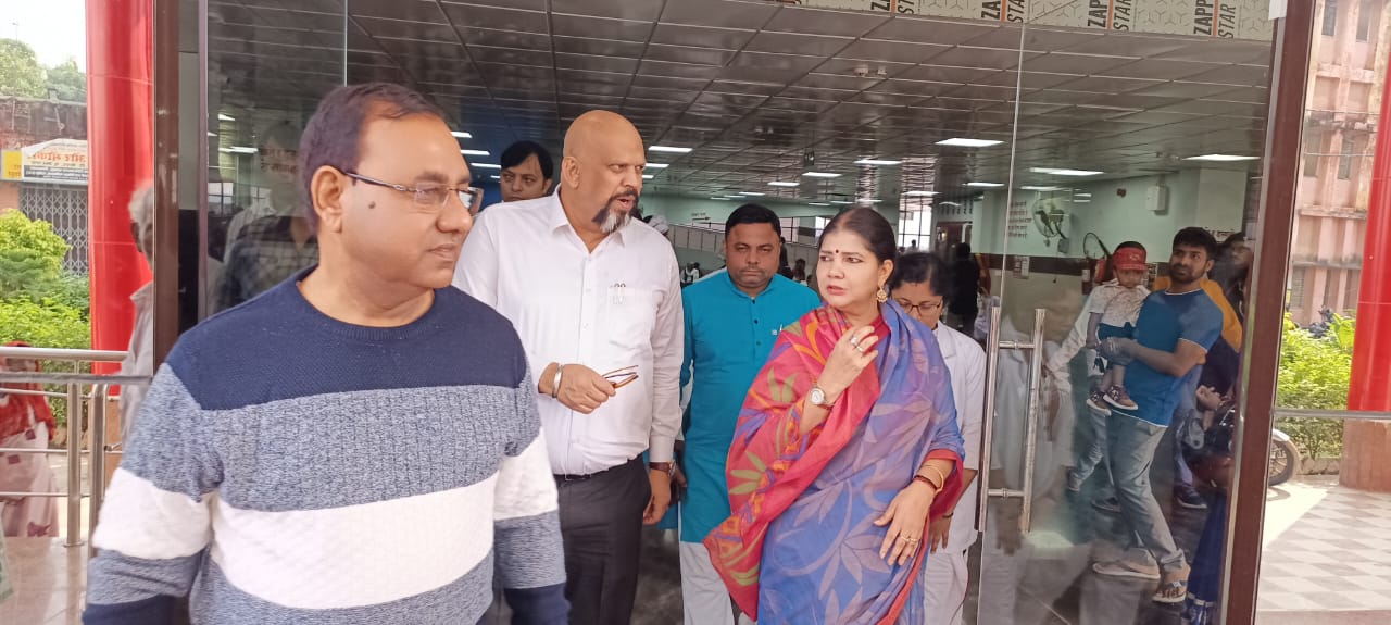 स्वास्थ्य सेवा में लापरवाही पर सख्त हुईं महिला आयोग उपाध्यक्ष ; जिला महिला अस्पताल में अव्यवस्था, प्राइवेट लैब और बाहर की दवा लिखने पर भड़कीं चारू चौधरी