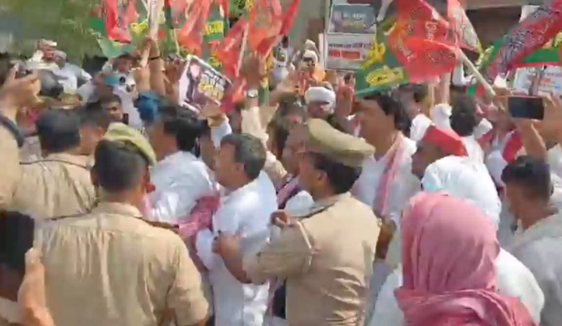कलेक्ट्रेट में 'सपा का हल्ला बोल': पूर्व विधायक मनोज सिंह डब्लू समेत 8 नामजद, 250 अज्ञात पर केस दर्ज