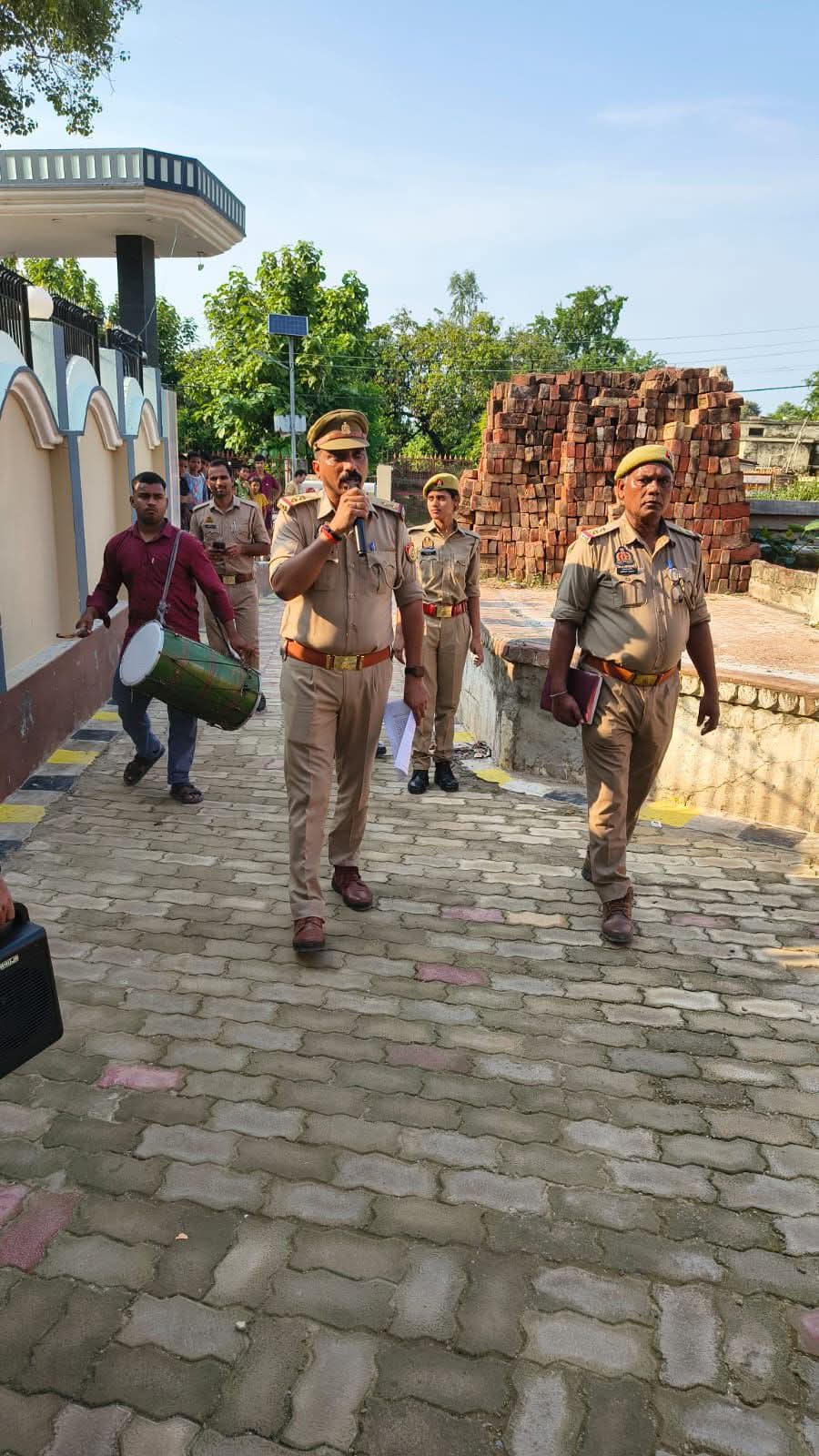 गाजीपुर पुलिस का अपराधियों पर बड़ा प्रहार: 20 शातिर गुंडे 6 माह के लिए तड़ीपार, ढोल-नगाड़ों से कराई गई मुनादी