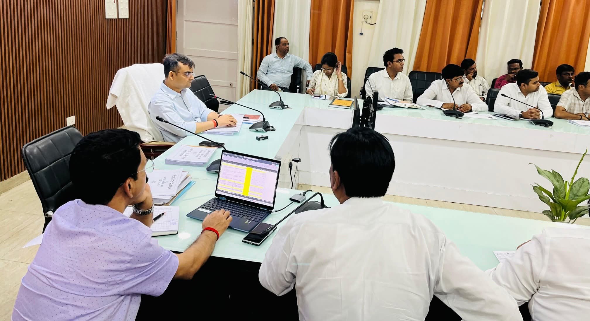 सुधर जाओ ! पीएम के आने से पहले डीएम का 'हंटर' तैयार, लापरवाही की तो खैर नहीं!