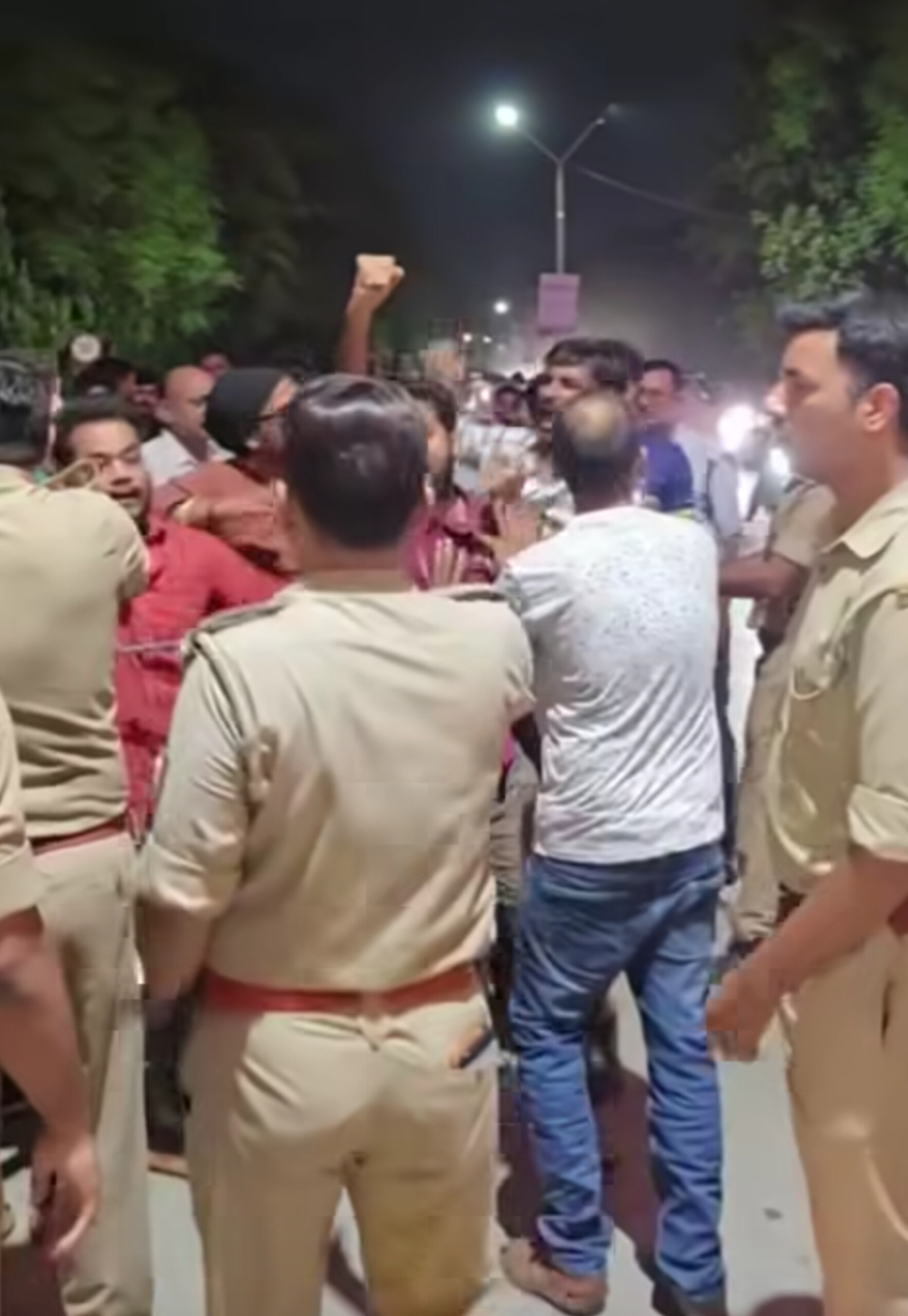 अखिलेश यादव की गिरफ्तारी के विरोध में सपा का प्रदर्शन, बीएचयू सिंहद्वार पर यातायात प्रभावित; कई कार्यकर्ता हिरासत में