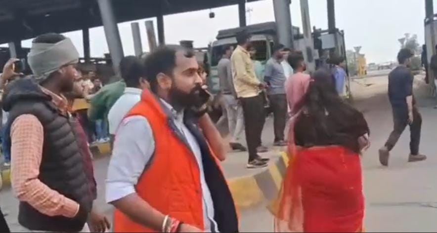 लोढ़ी टोल प्लाजा पर गुंडागर्दी! महिला अधिवक्ता और साथियों को दौड़ा-दौड़ा कर पीटा, वकीलों में भारी आक्रोश