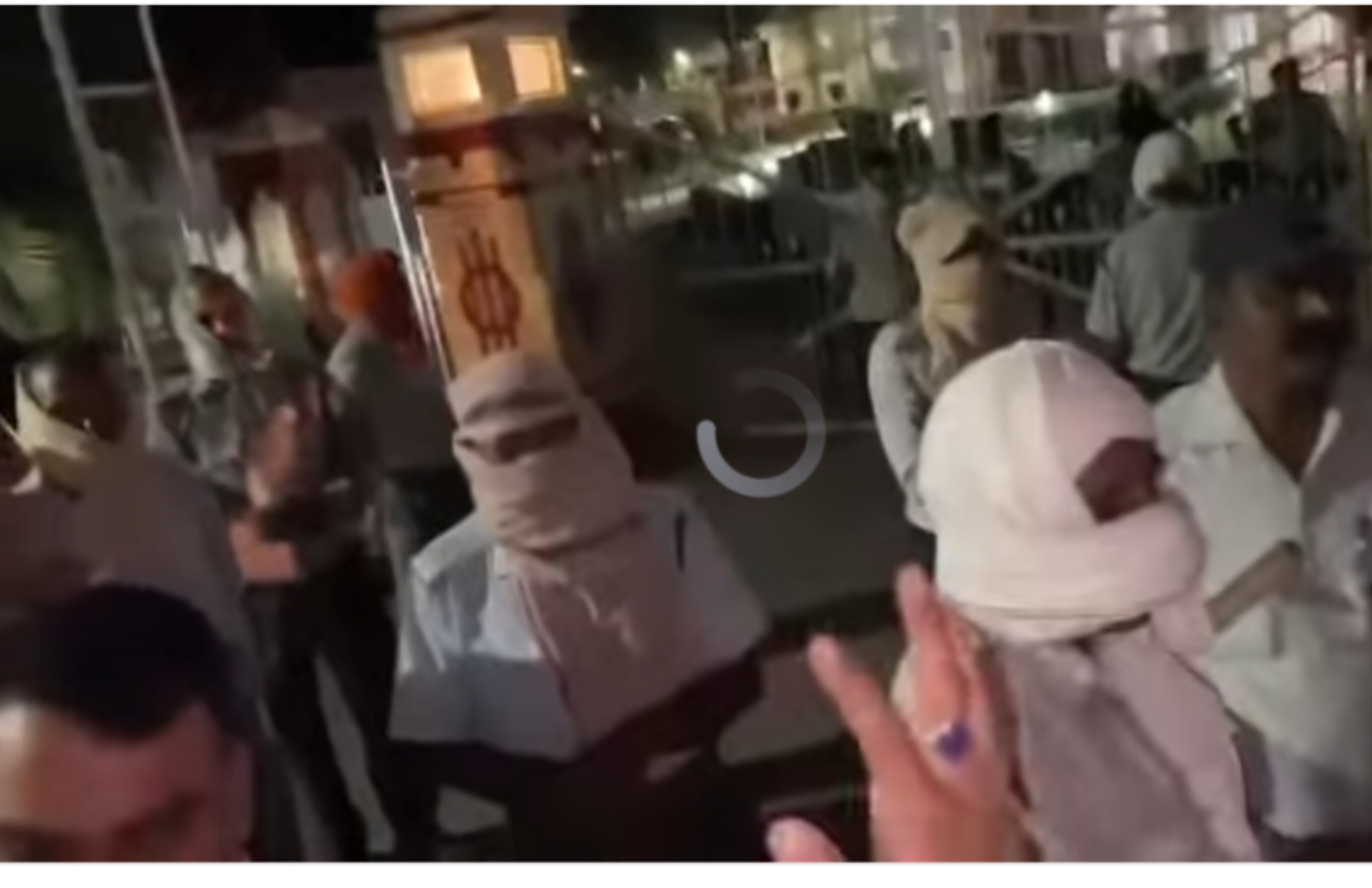 BHU में आधी रात 'महाभारत': भगवान दास हॉस्टल के विवाद ने पकड़ी तूल, VC आवास पर छात्रों का हल्ला बोल!