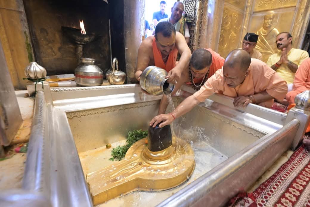 जब झूमीं काली गाड़ियाँ, तो मची खलबली: बाबा के दरबार में बाबा संग बाहुबली!