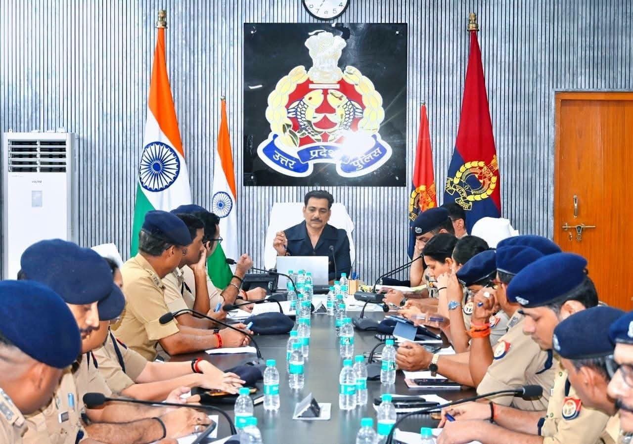 वाराणसी में अवैध जुए के अड्डे पर पुलिस की सर्जिकल स्ट्राइक, चौकी प्रभारी समेत तीन पुलिसकर्मी सस्पेंड