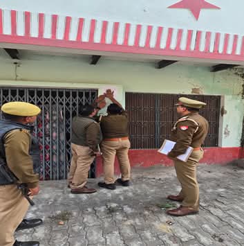 इनामी के विरुद्ध  पुलिस की बड़ी कार्रवाई: घर पर चस्पा हुआ ' 84' का नोटिस