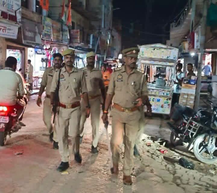 यूसुफपुर बाजार में गश्त पर निकली पुलिस: सुरक्षा का जायजा लिया, व्यापारियों व नागरिकों से साधा संवाद