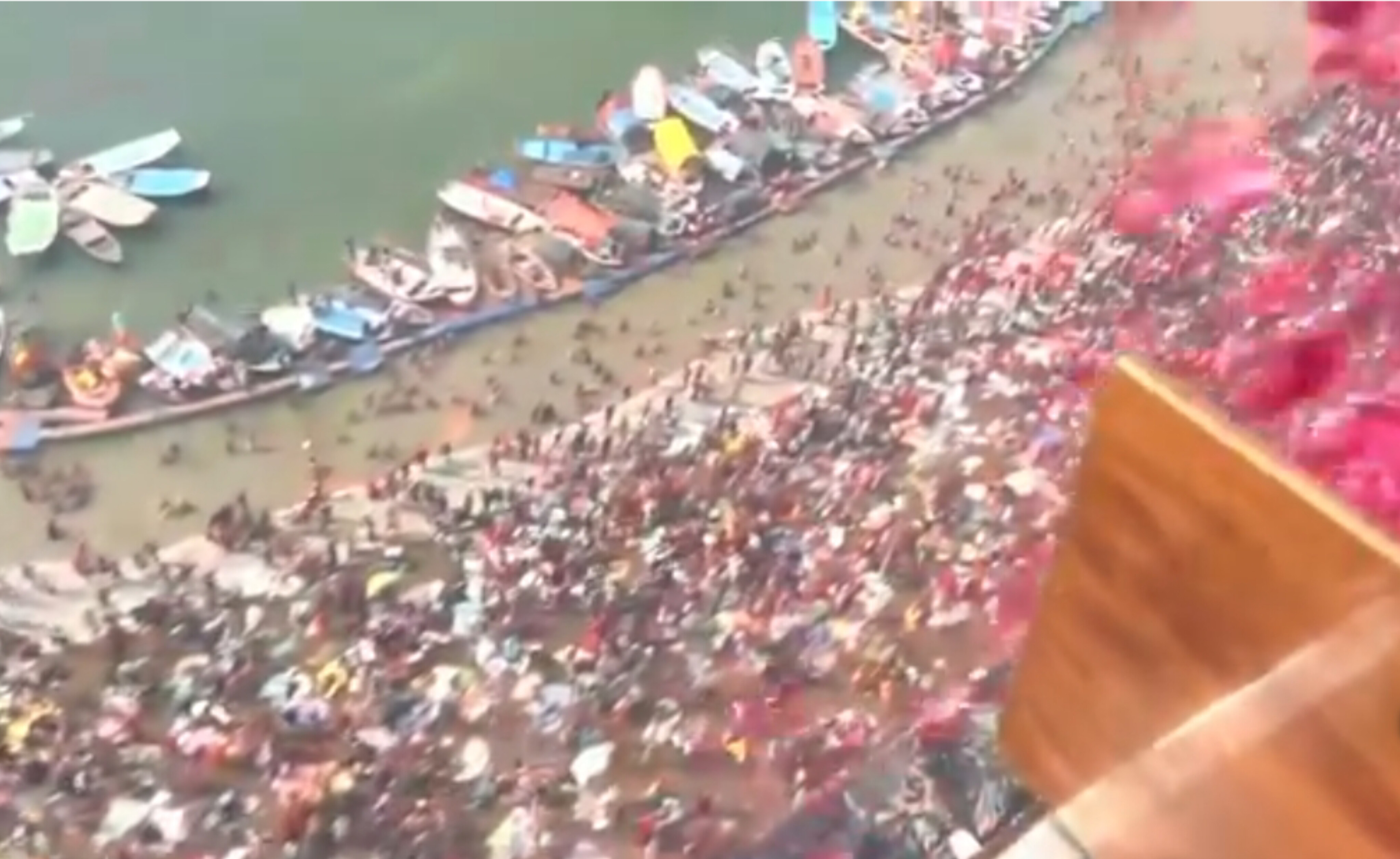 संगम की रेती पर आस्था का 'मंजर', जब आसमान से बरसे फूल!