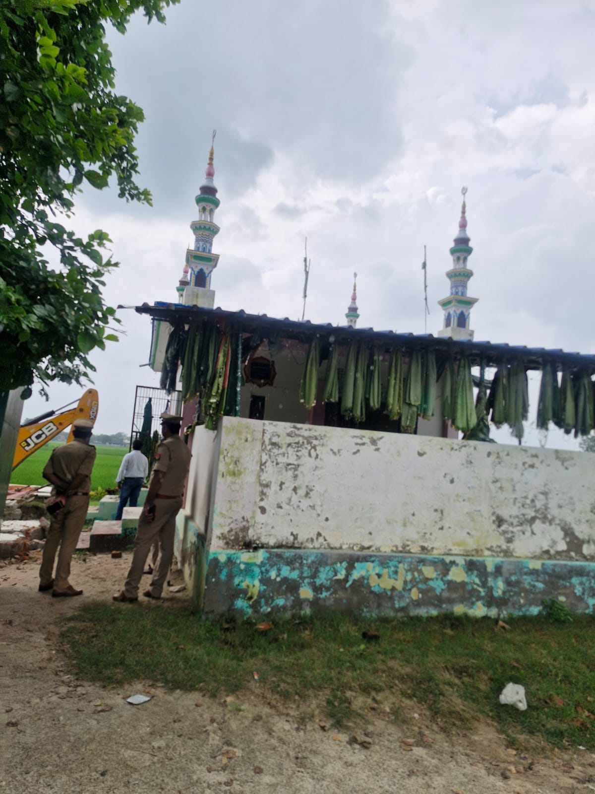 बुलडोजर का प्रहार: गाजीपुर में पशुचर भूमि पर बना अवैध पक्का निर्माण ज़मींदोज़, कब्जा मुक्त कराई गई सरकारी ज़मीन