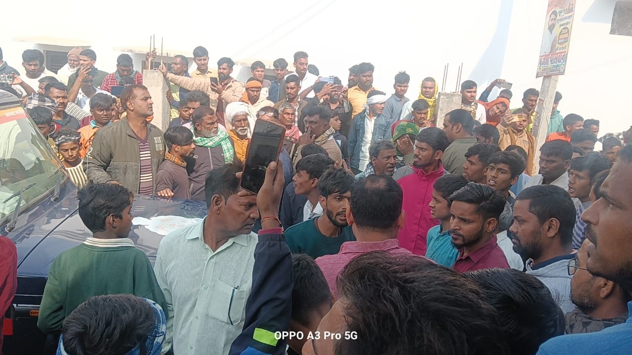 दो भाइयों पर हमले के बाद भड़के ग्रामीण, तीन युवकों को खंभे से बांधकर पीटा; कई थानों की पुलिस मौके पर