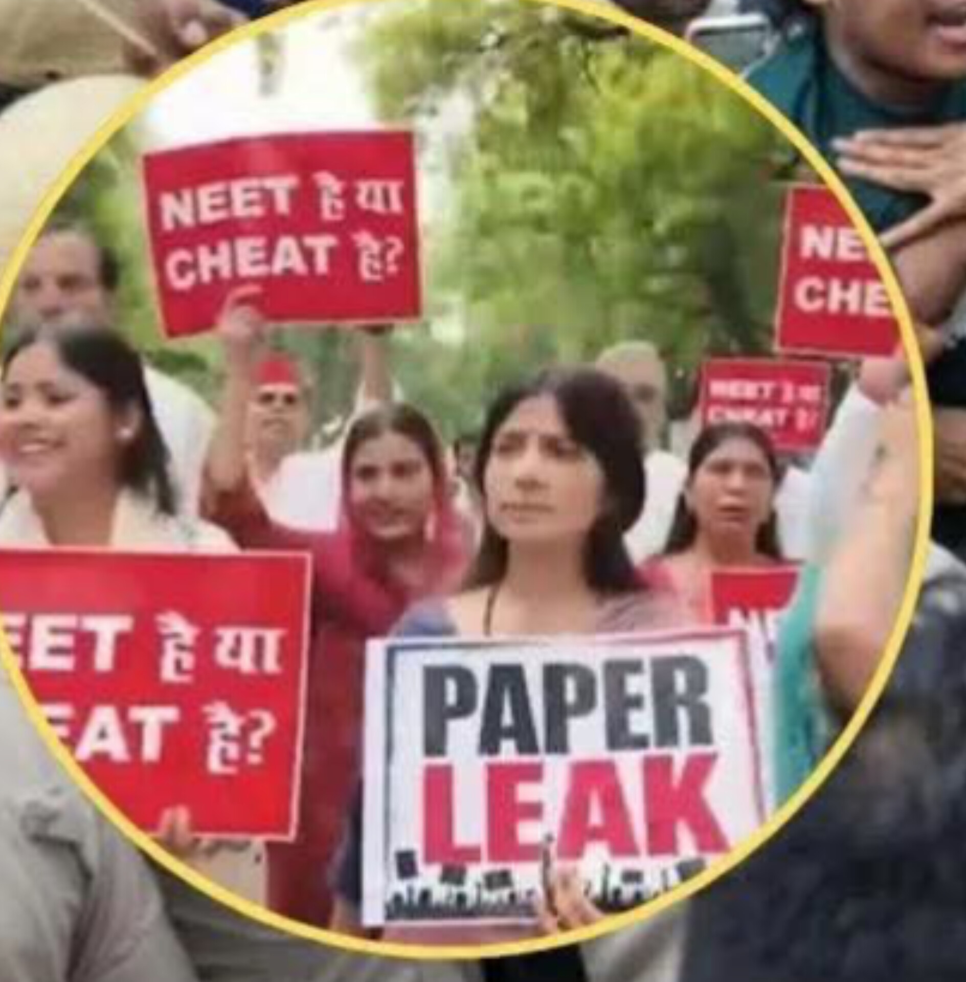 लखनऊ के जवाहर भवन में भीषण आग, मची भगदड़; दमकल की कई गाड़ियाँ मौके पर