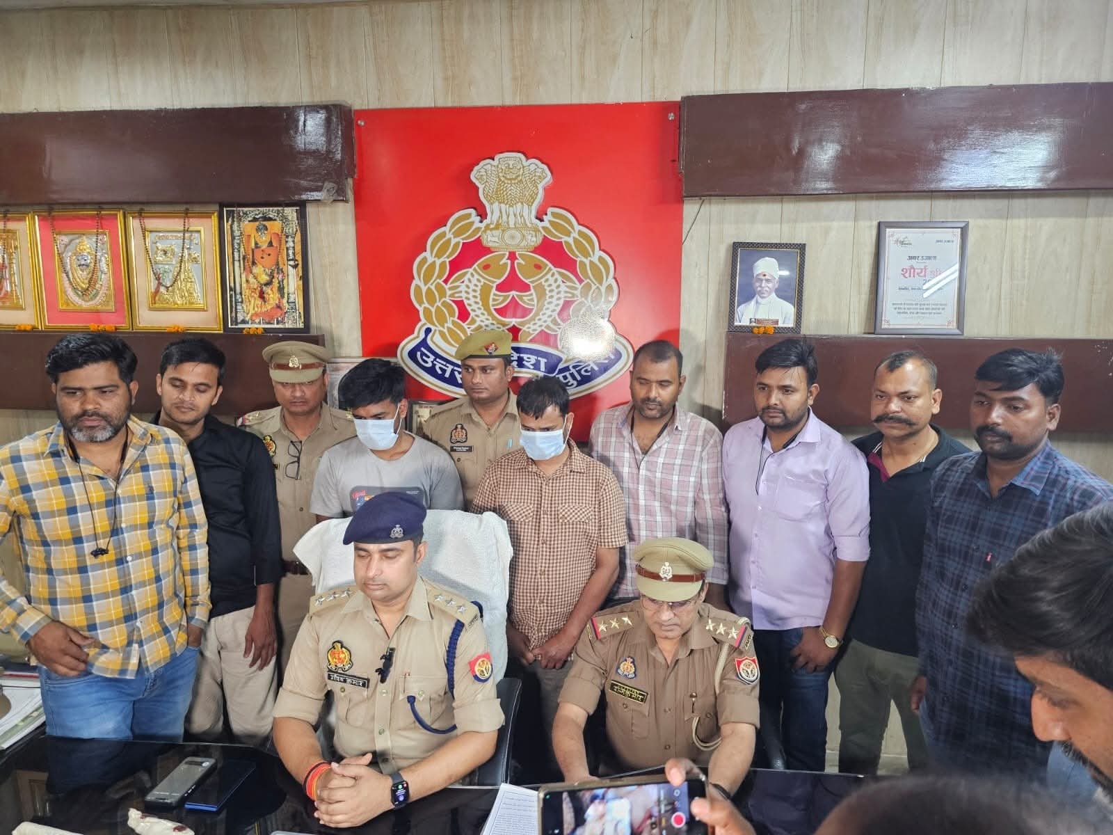 वाराणसी पुलिस की बड़ी कामयाबी, 40 लाख के जेवर के साथ 25-हजारी दो इनामी शातिर गिरफ्तार!