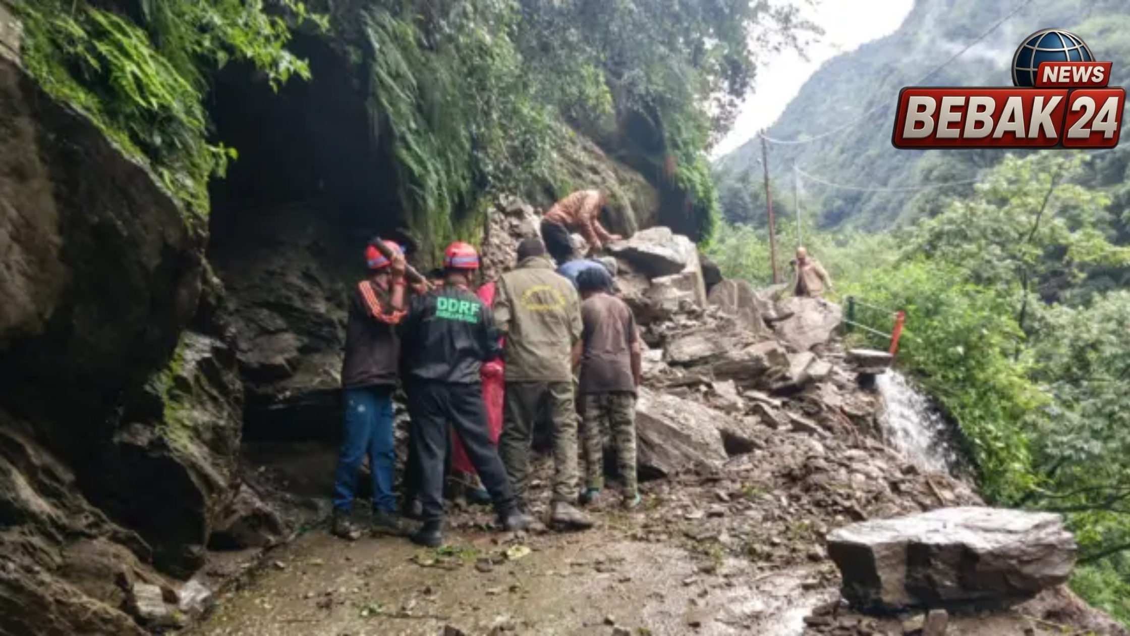 केदारनाथ पैदल मार्ग पर भारी बारिश के बाद गिरा भारी मलबा! छोड़ी के पास रास्ता ठप्प, यात्रा अस्थायी रूप से रोकी गई