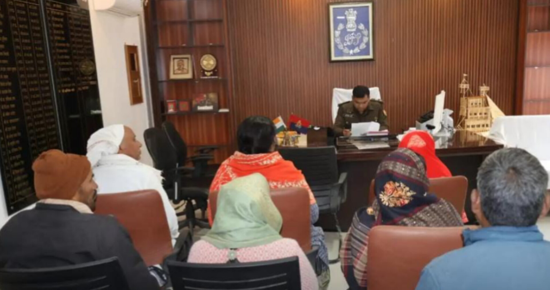 साहब' की चौखट पर न्याय की गुहार: एसपी अभिषेक वर्मा ने सुनीं फरियादियों की व्यथा, लापरवाह अफसरों को दी सख्त चेतावनी!